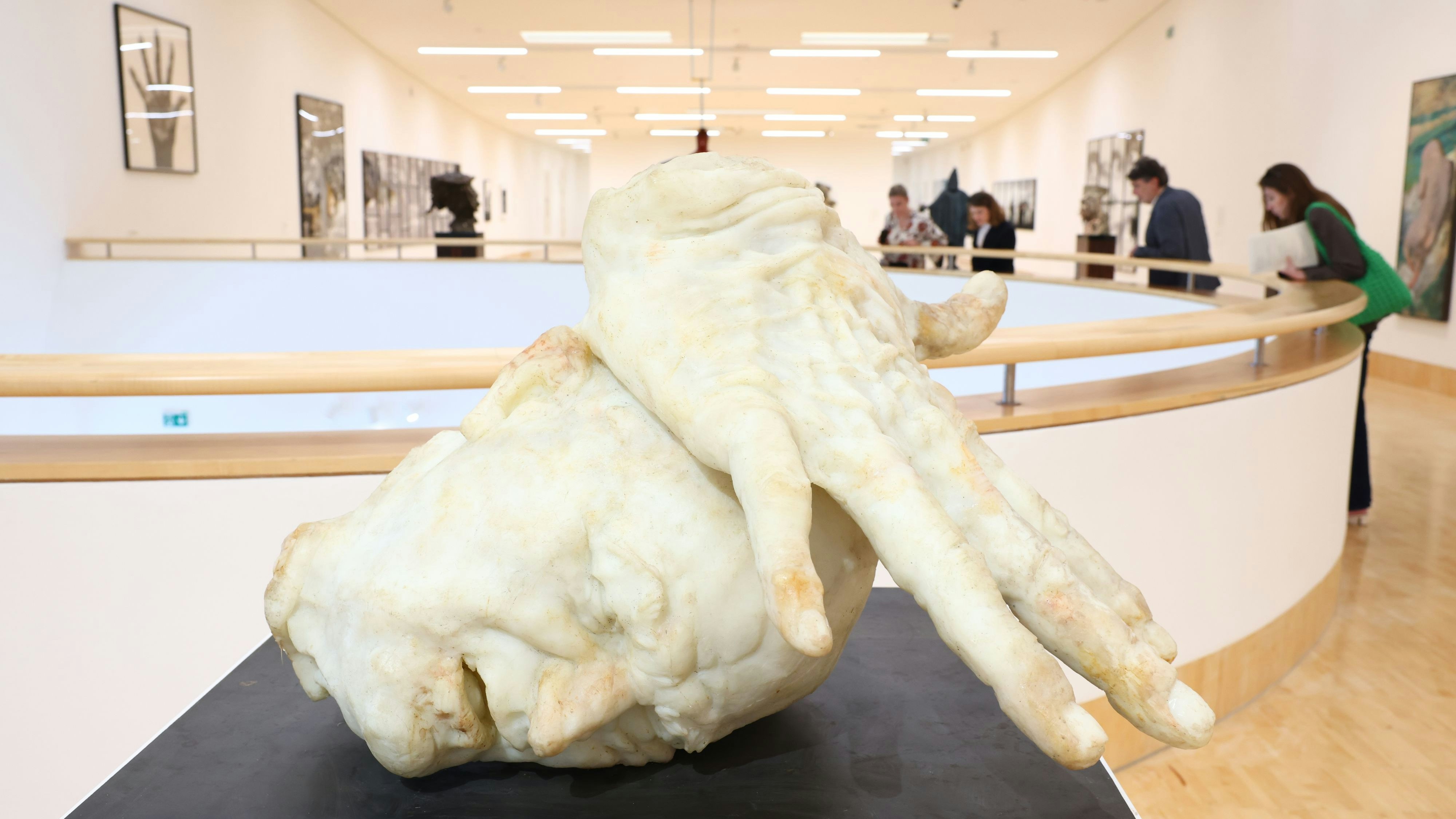 "The Hand of God" von Virgilius Moldovan in der Themenschau "Die lädierte Welt".