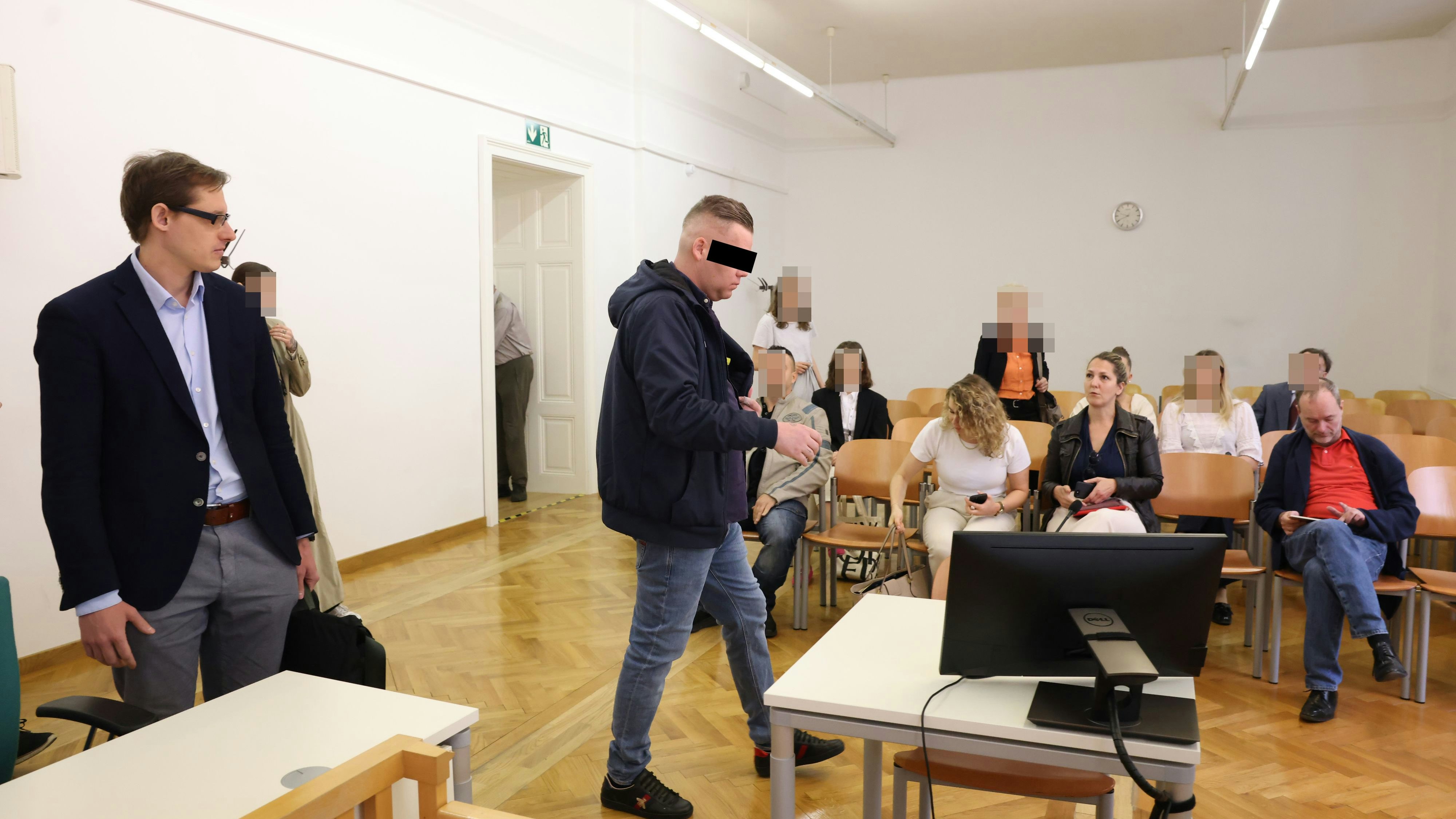 In Gucci-Sneakers und mit wankendem Gang kam der Angeklagte in den Gerichtssaal.