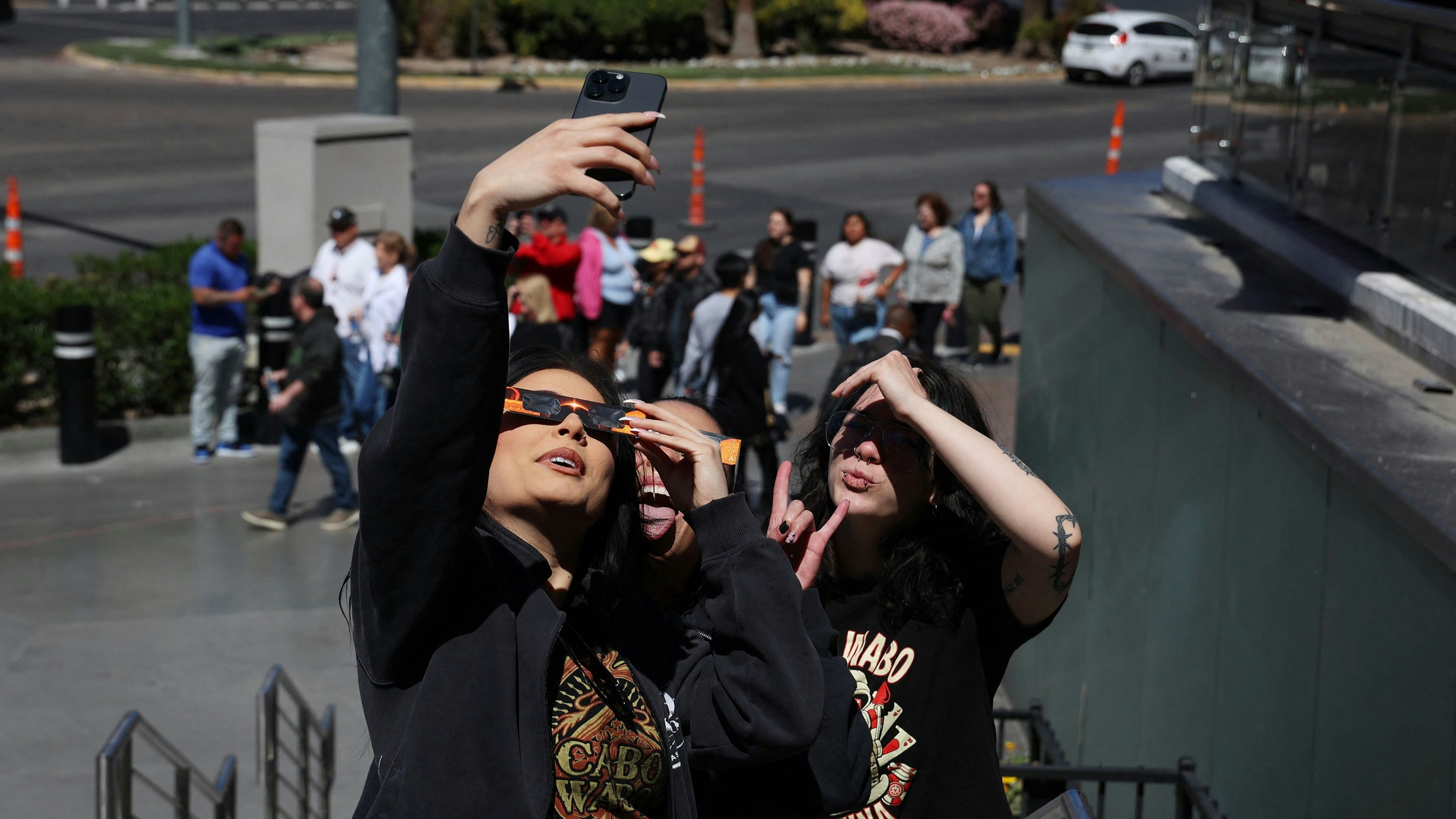Die drei Angestellten eines Restaurants in Las Vegas nutzen die Sonnenfinsternis für ein Selfie