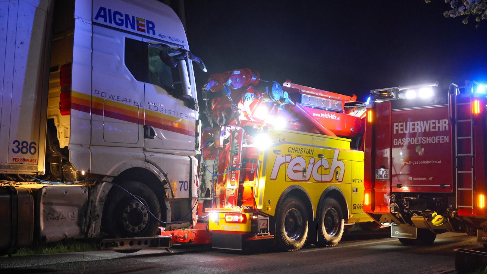 Ein vollbeladener Lkw-Sattelzug ist am späten Sonntagabend in Gaspoltshofen (Bezirk Grieskirchen) von der Straße abgekommen und umgestürzt. Die Bergung gestaltete sich schwierig.