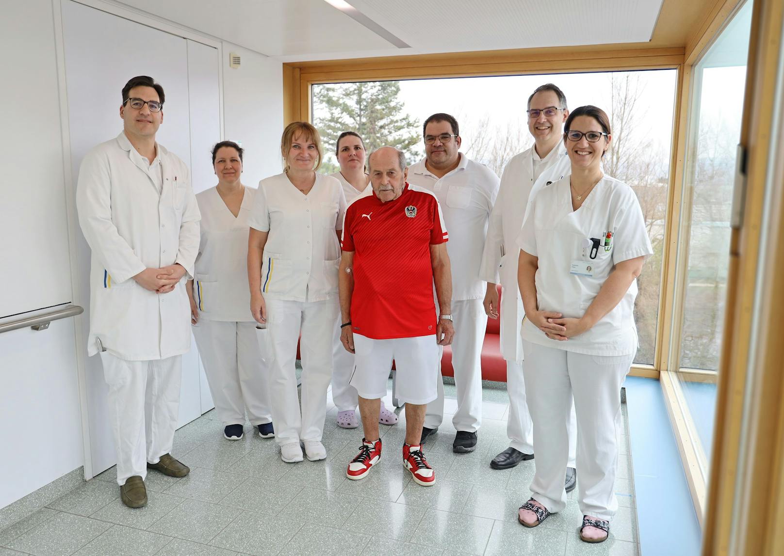 Das behandelnde Team der Neurologie 3 (1.v.l: OA Dozent Dr. Thomas Foki, 1.v.r.: DGKP Isabella Eder, 2.v.r.: Prim. Assoz. Prof. PD Dr. Walter Struhal) mit Leopold Köller.