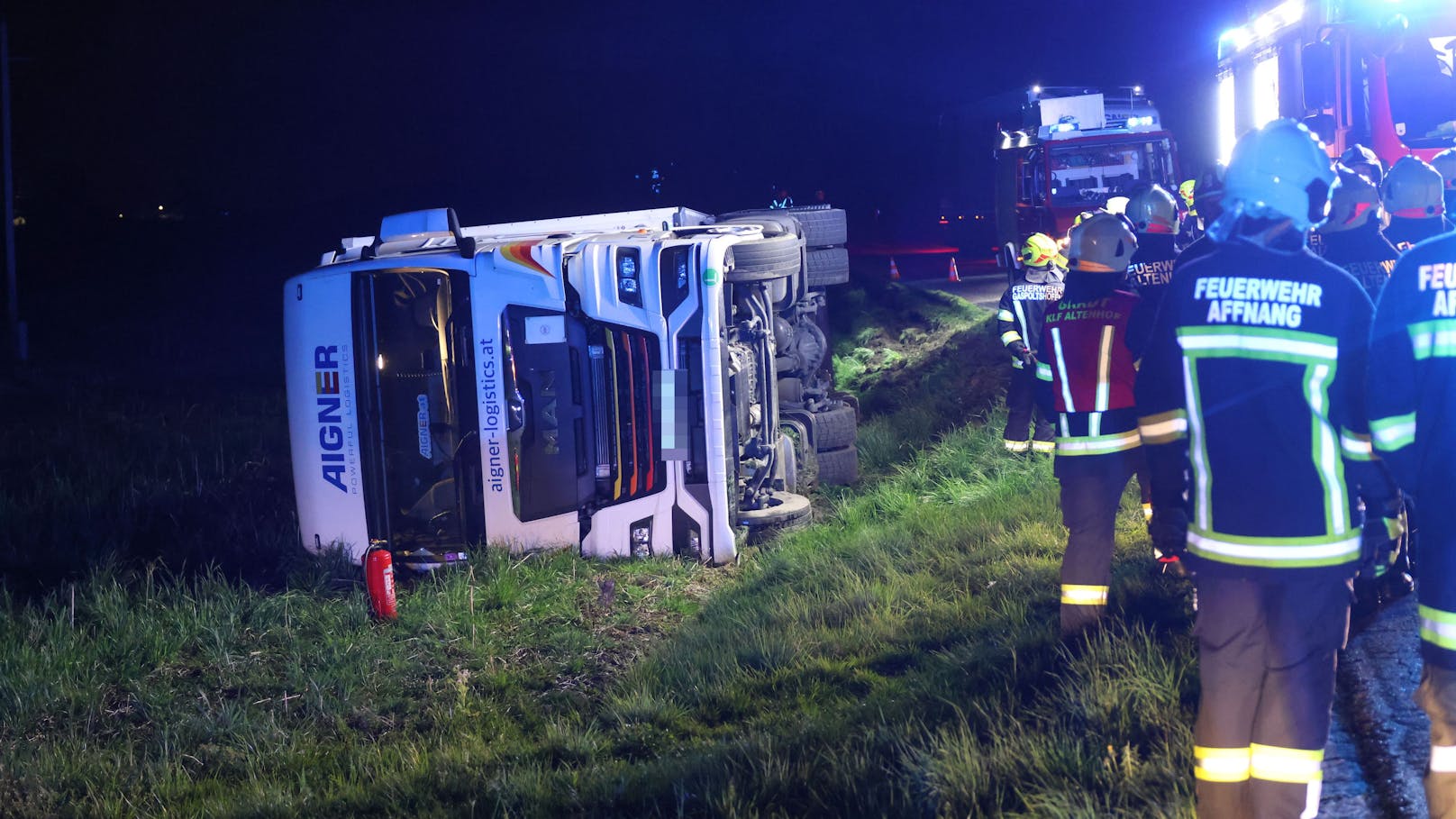 Ein vollbeladener Lkw-Sattelzug ist am späten Sonntagabend in Gaspoltshofen (Bezirk Grieskirchen) von der Straße abgekommen und umgestürzt. Die Bergung gestaltete sich schwierig.