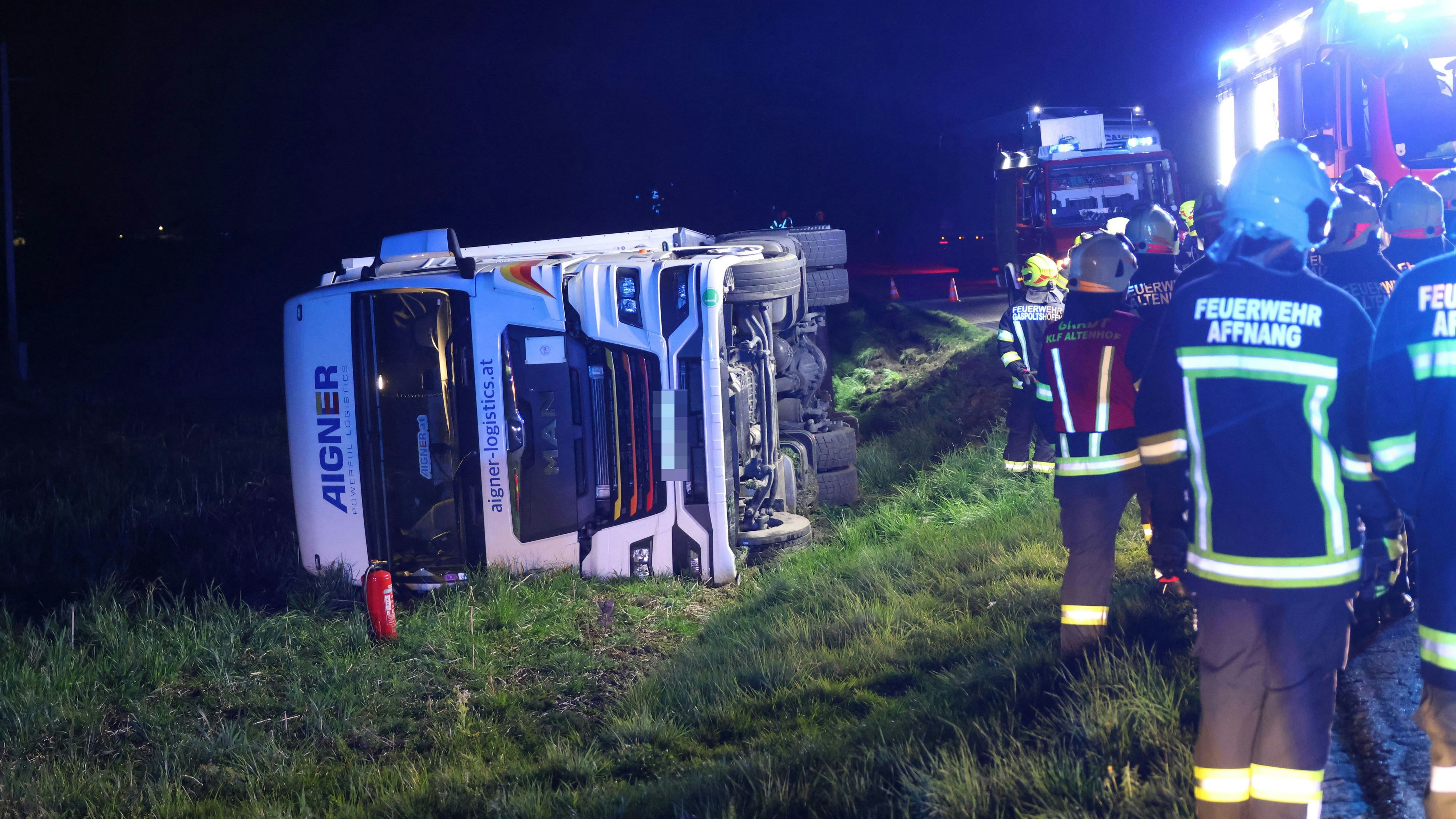 Heute.at - Lkw stürzt um – Haushalte in OÖ ohne Strom