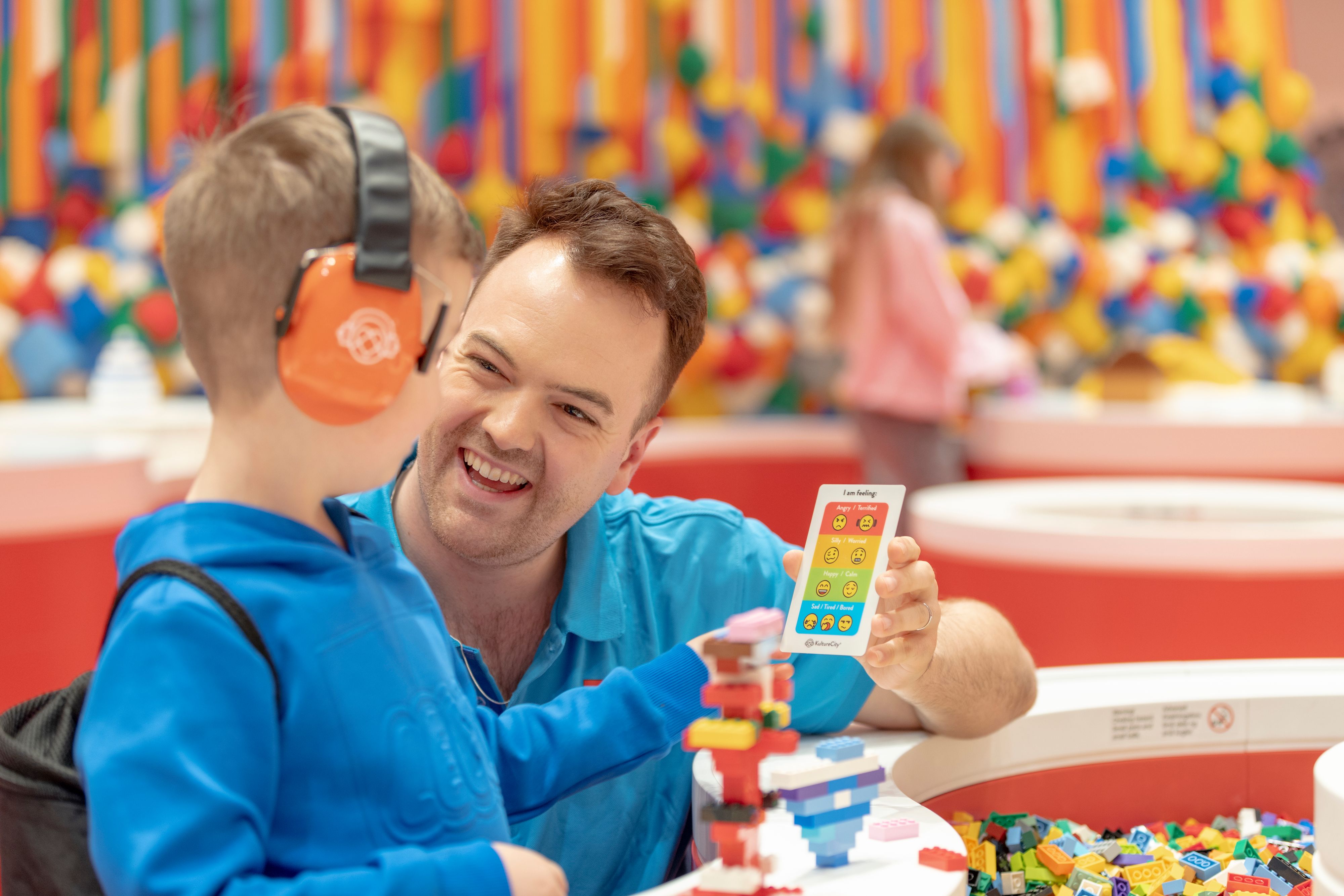 Mit KultureCity kommt mehr Inklusion ins LEGO House und in die LEGO Stores.