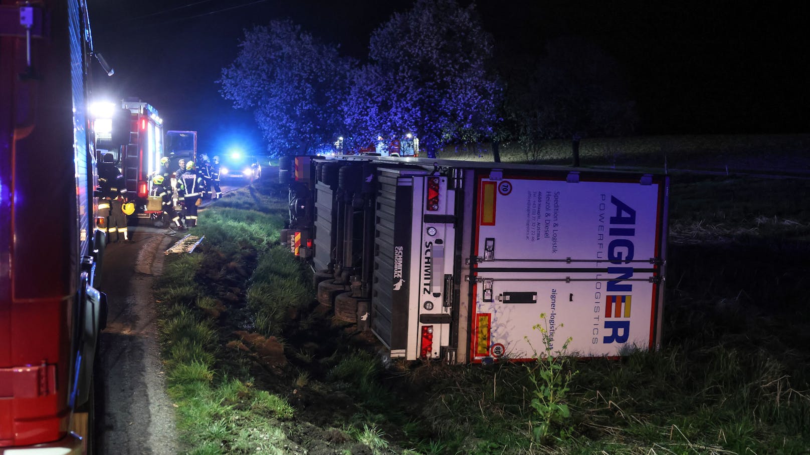 Ein vollbeladener Lkw-Sattelzug ist am späten Sonntagabend in Gaspoltshofen (Bezirk Grieskirchen) von der Straße abgekommen und umgestürzt. Die Bergung gestaltete sich schwierig.