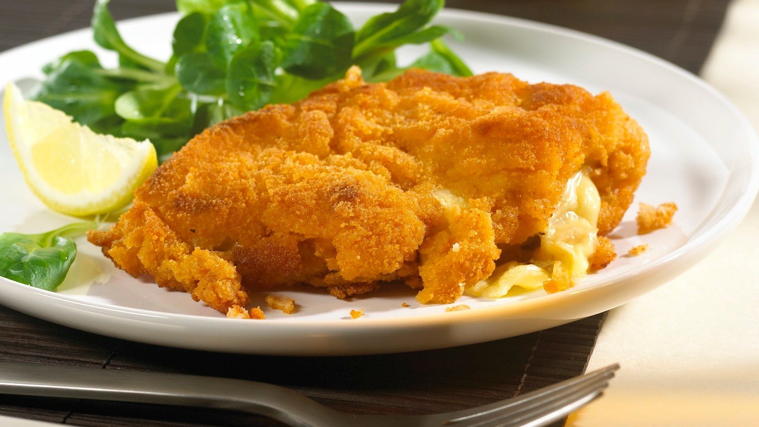 Download von www.picturedesk.com am 08.04.2024 (13:41).  Cordon bleu mit Feldsalat - 20130412_PD21601 - Rechteinfo: Royalty Free (RF) Model Released