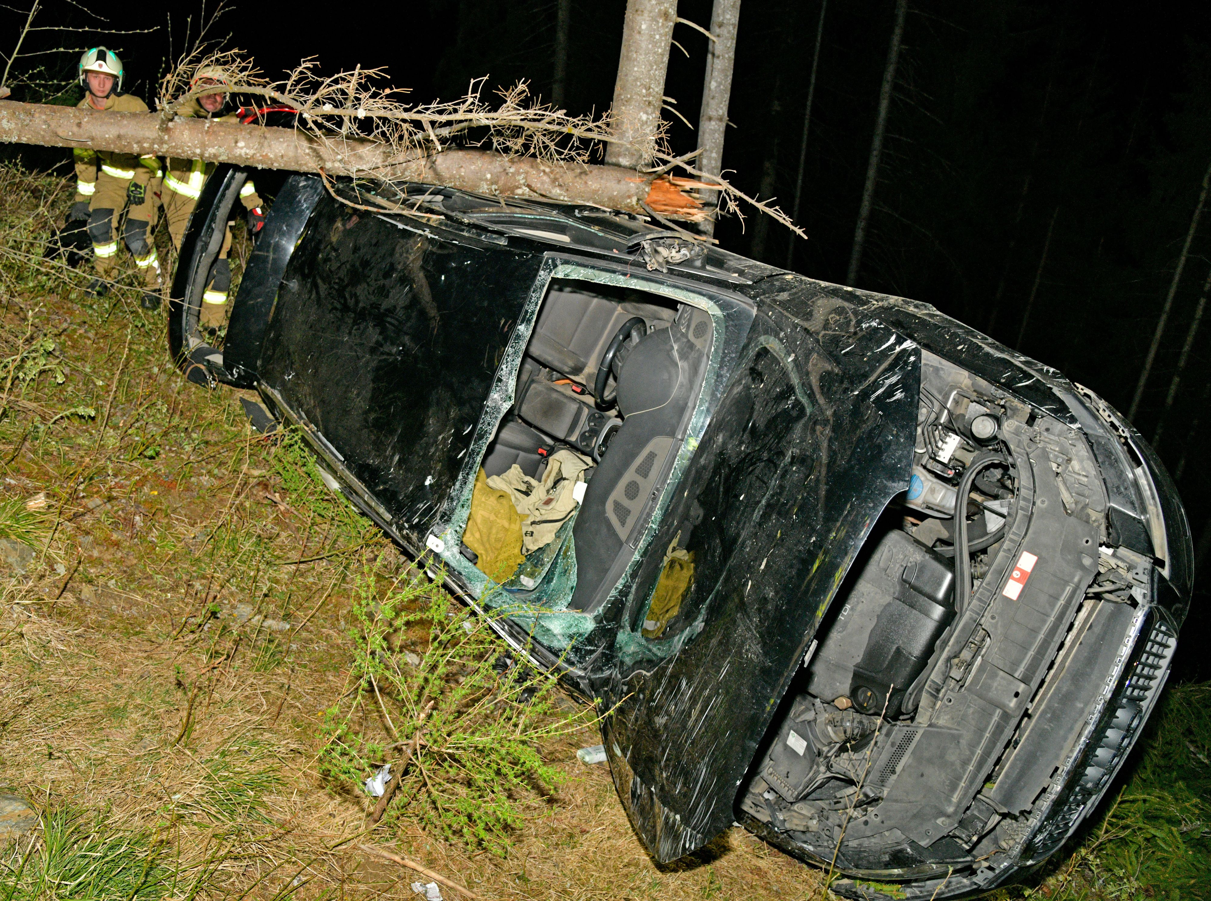 Das Fahrzeug wurde bei dem Unfall schwer beschädigt.