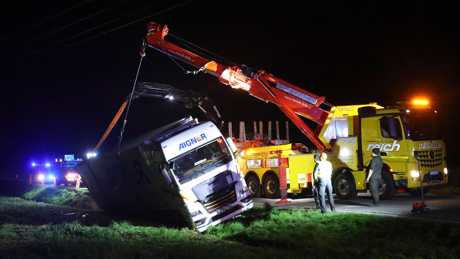 Ein vollbeladener Lkw-Sattelzug ist am späten Sonntagabend in Gaspoltshofen (Bezirk Grieskirchen) von der Straße abgekommen und umgestürzt. Die Bergung gestaltete sich schwierig.