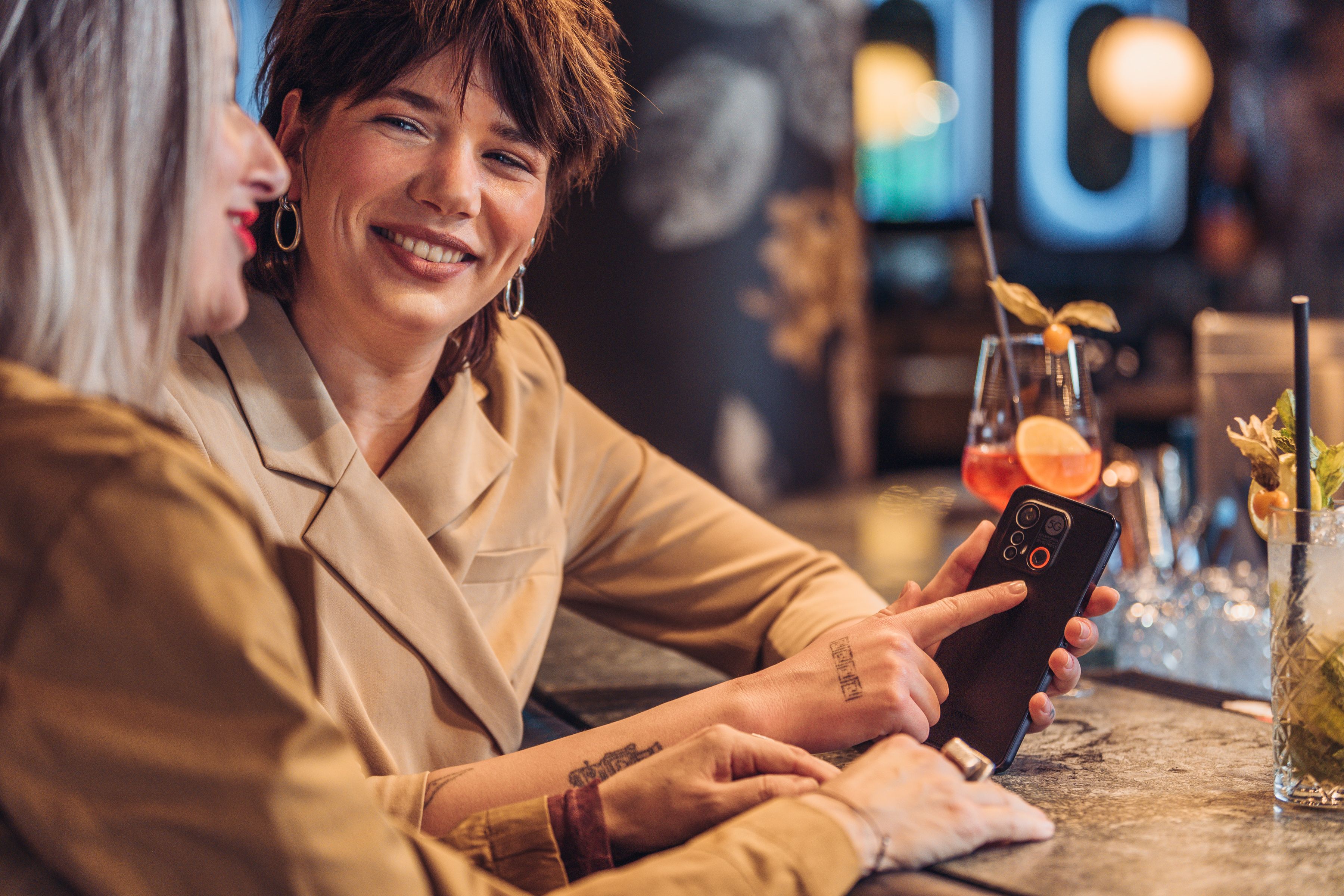 Der No-Panic-Button auf der Rückseite des emporia ME.6 soll Sicherheit in jeder Situation vermitteln.