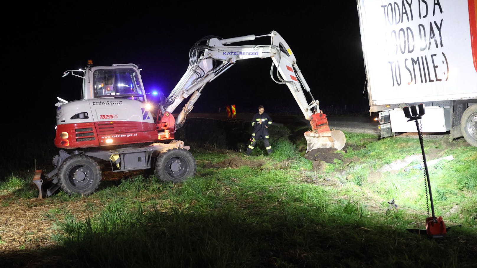 Ein vollbeladener Lkw-Sattelzug ist am späten Sonntagabend in Gaspoltshofen (Bezirk Grieskirchen) von der Straße abgekommen und umgestürzt. Die Bergung gestaltete sich schwierig.