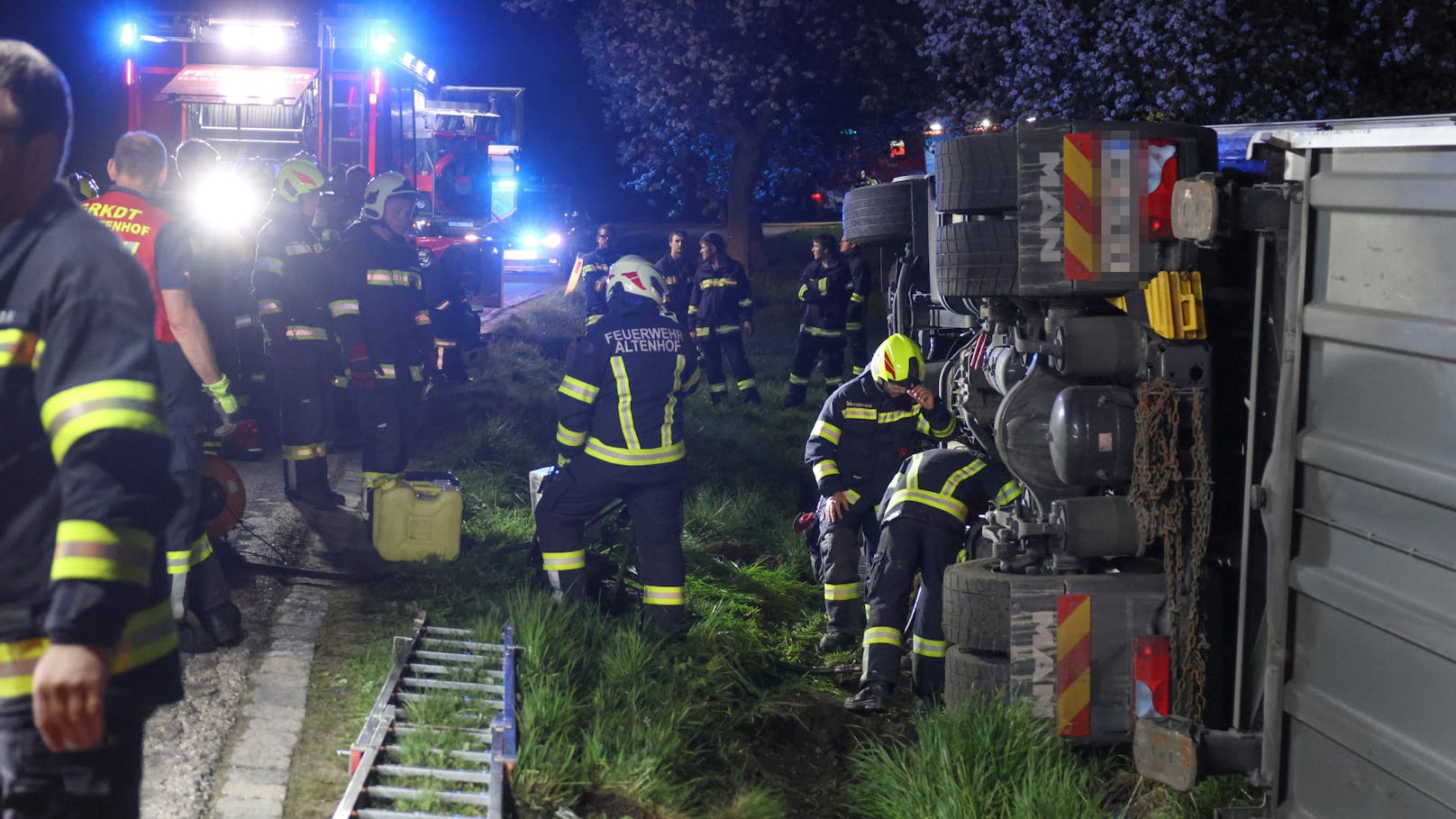Ein vollbeladener Lkw-Sattelzug ist am späten Sonntagabend in Gaspoltshofen (Bezirk Grieskirchen) von der Straße abgekommen und umgestürzt. Die Bergung gestaltete sich schwierig.