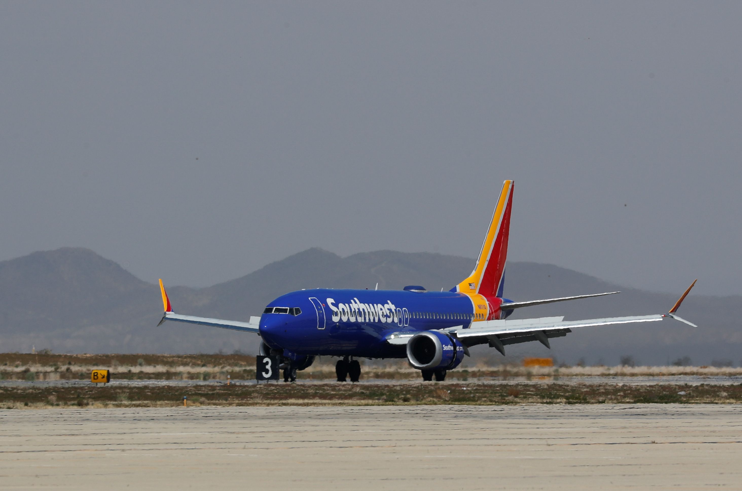 Eine Boeing 737-800 der Southwest Airlines muss zum Flughafen Denver zurückkehren. (Archivbild)