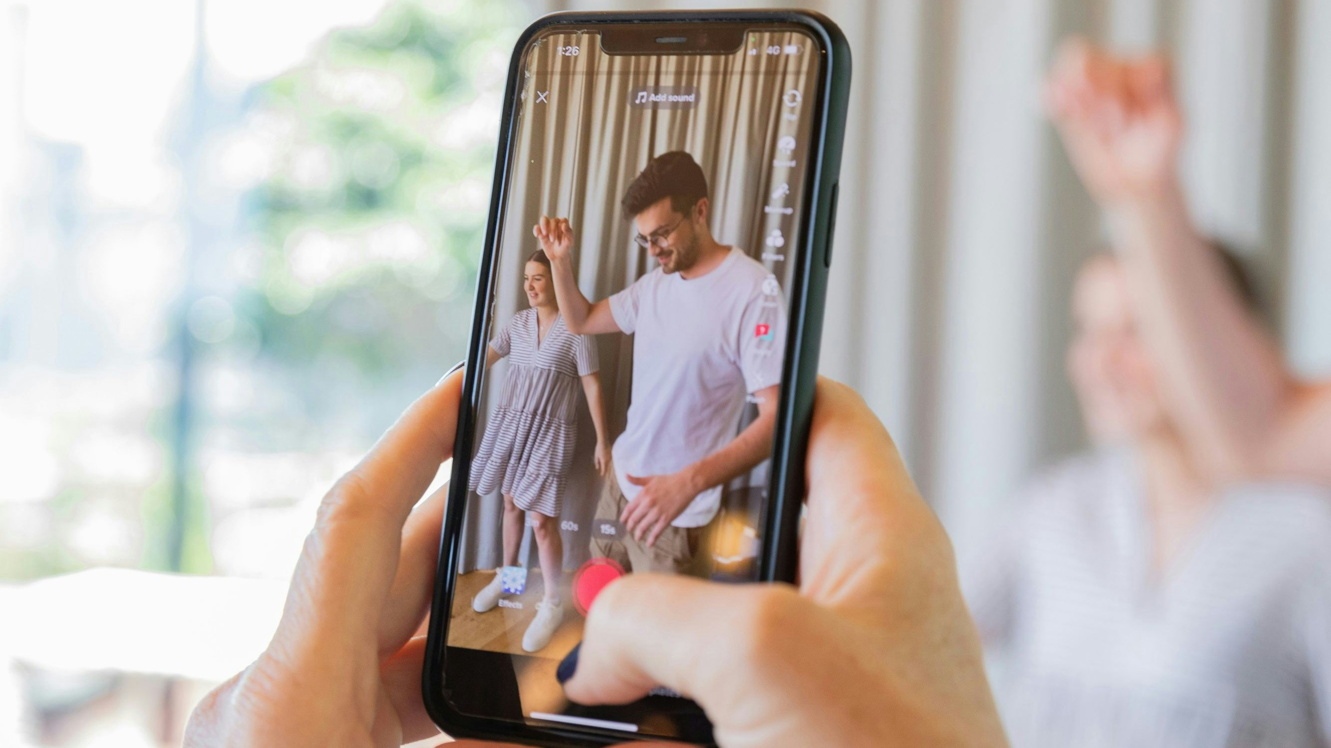 Die Gen Z gilt als digital kompetenter als ihre Boomer-Eltern.