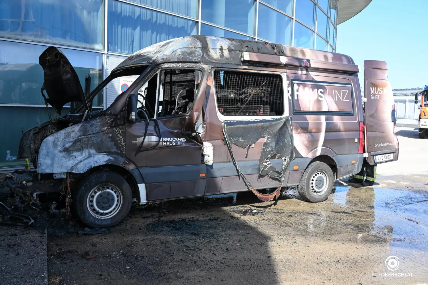 Die Flammen griffen bereits auf die Linzer TpsArena über. Die Helfer konnten Schlimmeres verhindern.