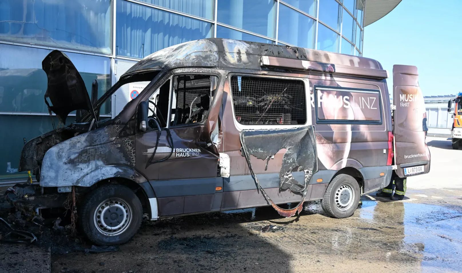 Fahrzeug brennt neben Konzerthalle – Feuerwehr rückt an