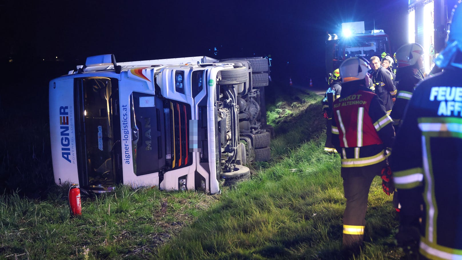 Ein vollbeladener Lkw-Sattelzug ist am späten Sonntagabend in Gaspoltshofen (Bezirk Grieskirchen) von der Straße abgekommen und umgestürzt. Die Bergung gestaltete sich schwierig.