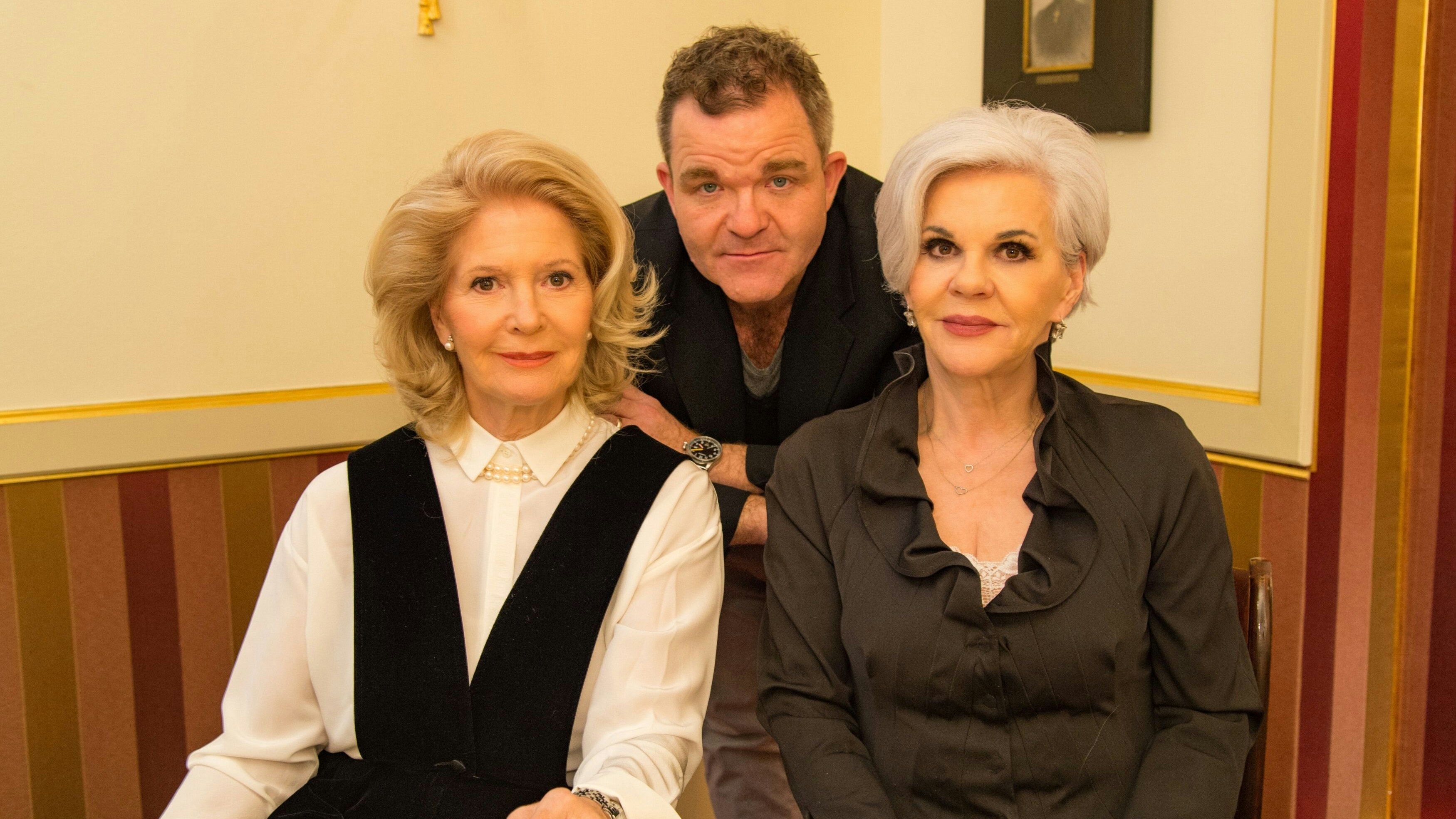 Maresa Hörbiger (rechts) gemeinsam mit ihrer verstorbenen Schwester Christiane (links) und ihrem Neffen Cornelius Obonya.