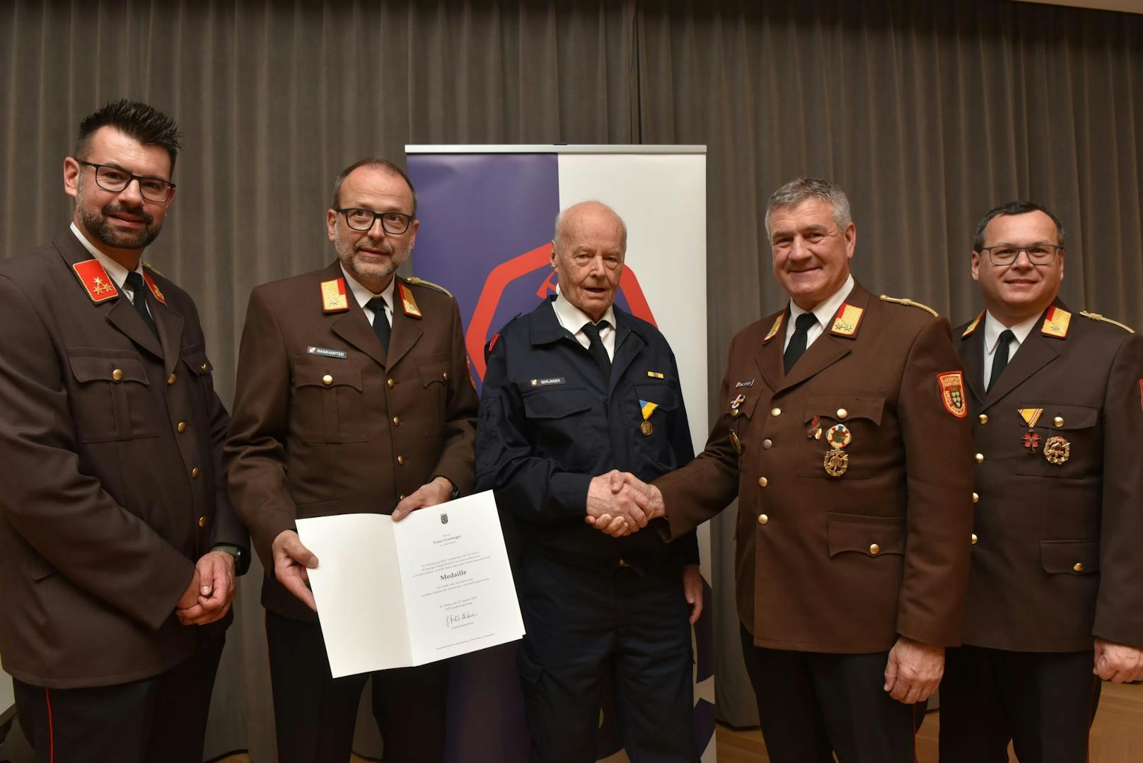 Franz Gerlinger trat vor 80 Jahren der Feuerwehr Amstetten bei. Im Bild: Kommandant Stv. Jürgen Glinzinger, Kommandant Stefan Ramharter, Franz Gerlinger, Abschnittsfeuerwehrkommandant Stefan Schaub;