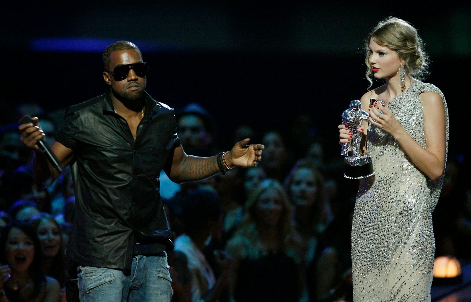 Doch mit dem ganzen Ruhm, kommen auch Feinde. Bei den MTV Video Music Awards 2009, entreißt ihr Rapper Kanye West den gewonnenen Preis und kritisiert sie vor laufender Kamera. Ihre Fehde zieht sich bis heute...