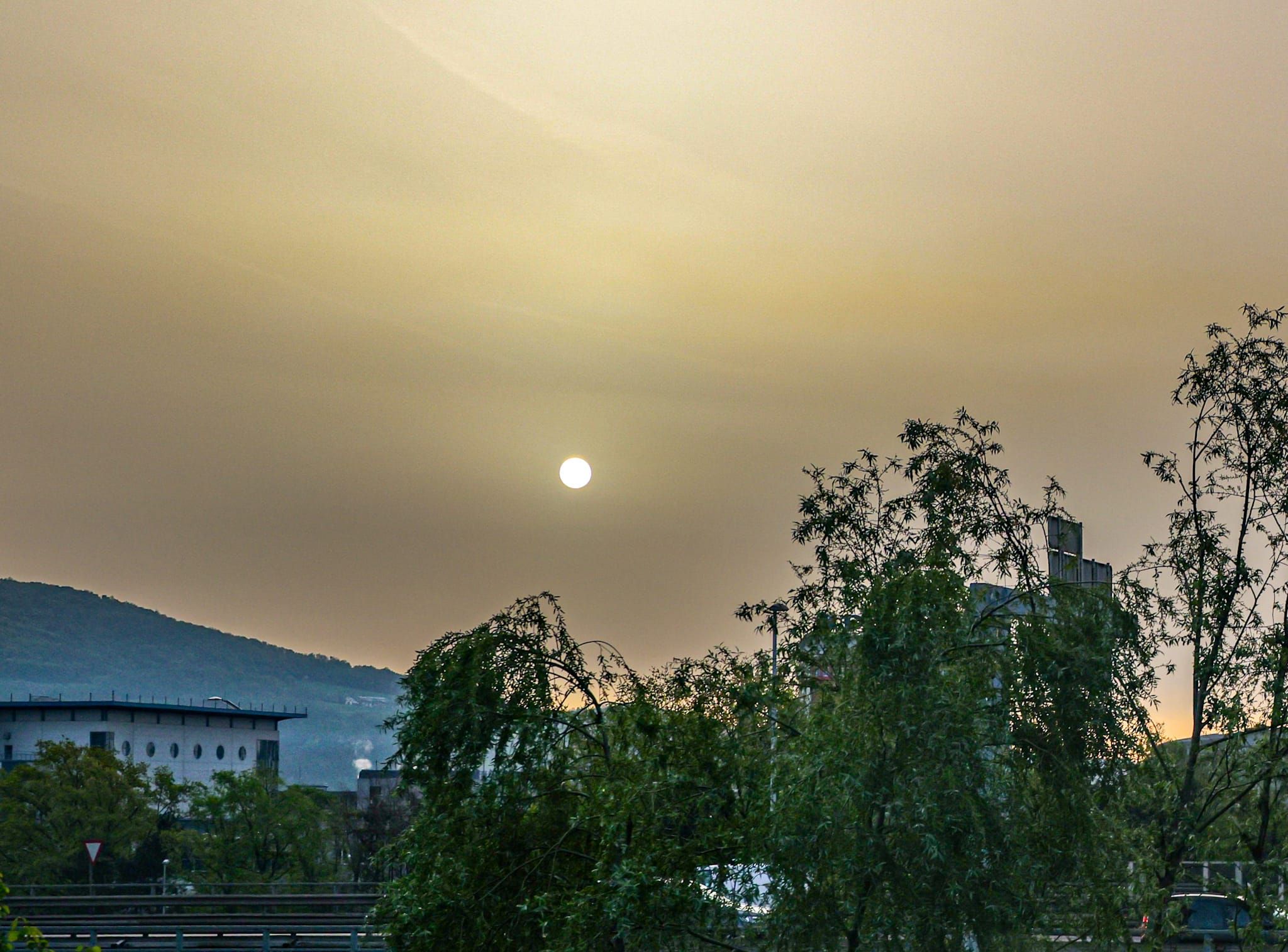 Saharastaub färbte nicht nur in Linz den Himmel Dienstag Früh gelb.