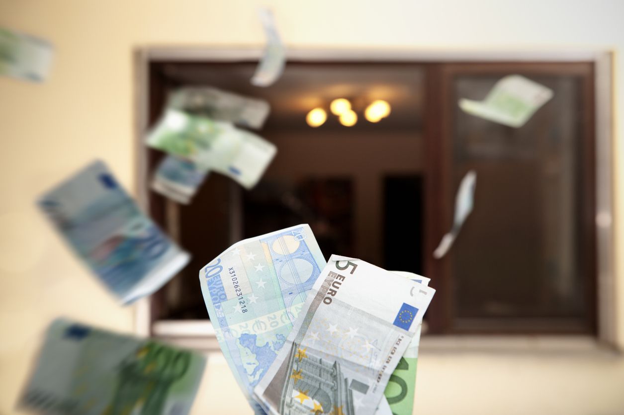 In Deutschland hat eine Pensionistin wegen eines Betrügers wortwörtlich ihr Geld aus dem Fenster geworfen. (Symbolbild)