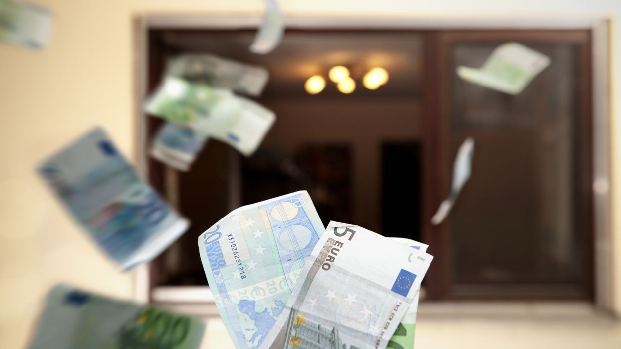 In Deutschland hat eine Pensionistin wegen eines Betrügers wortwörtlich ihr Geld aus dem Fenster geworfen. (Symbolbild)