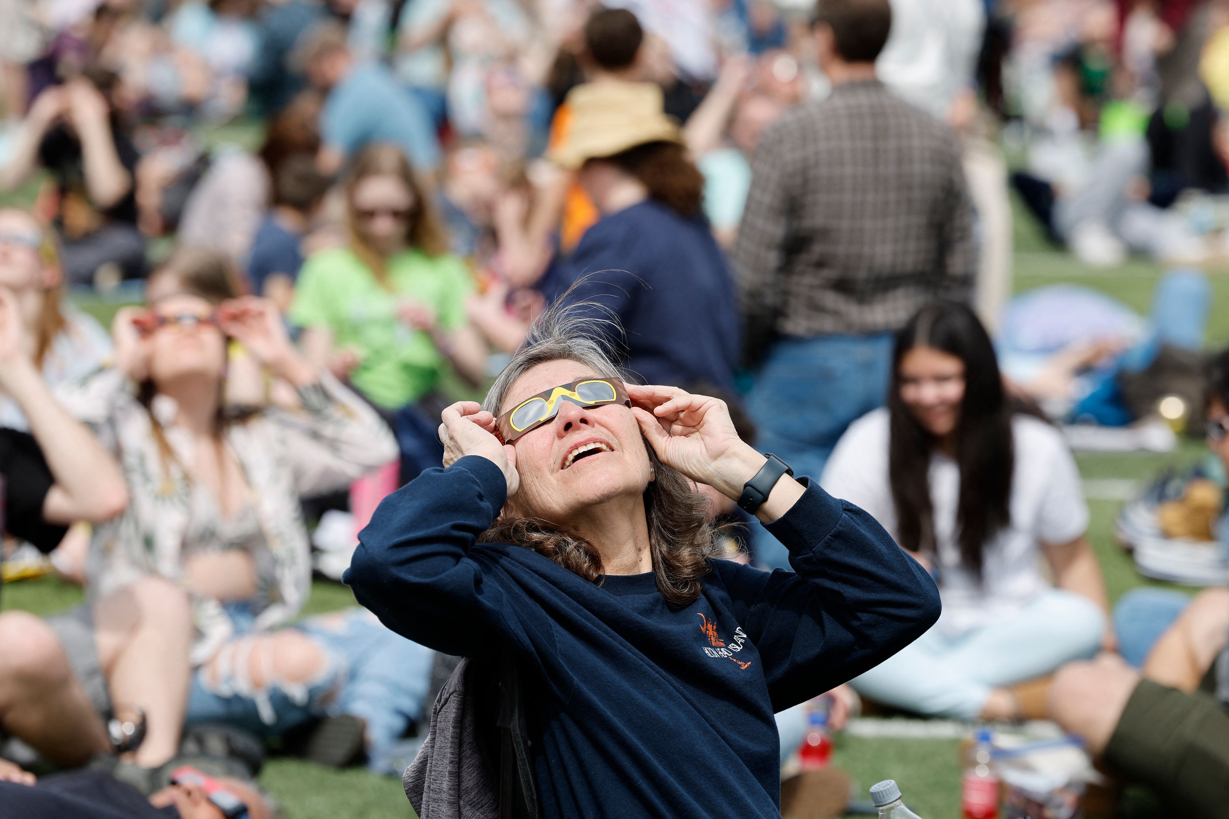 Ohne Augenschutz solltest du nicht in die Sonne schauen.