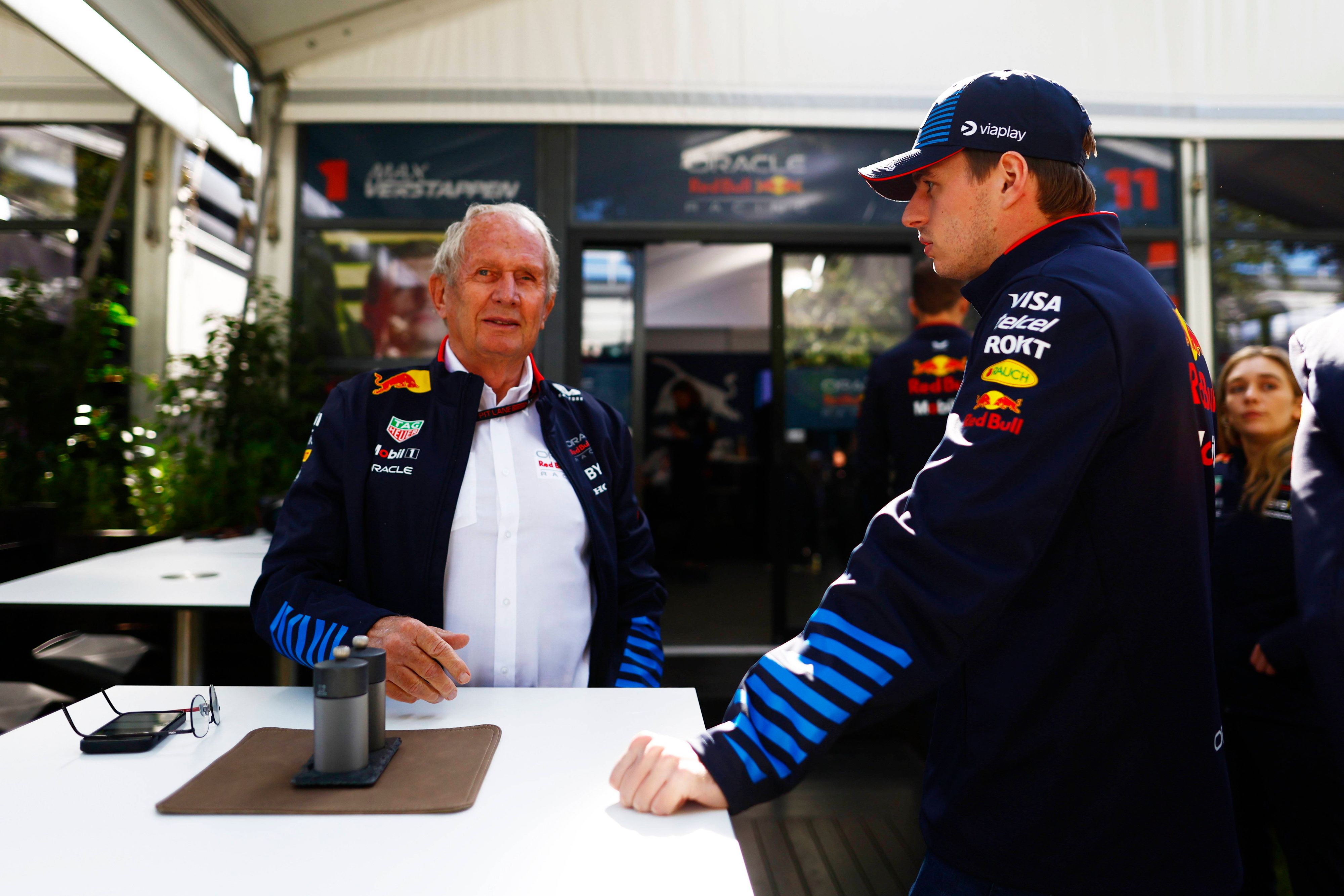 Red-Bull-Motorsportkonsulent Helmut Marko und Dreifach-Weltmeister Max Verstappen. 