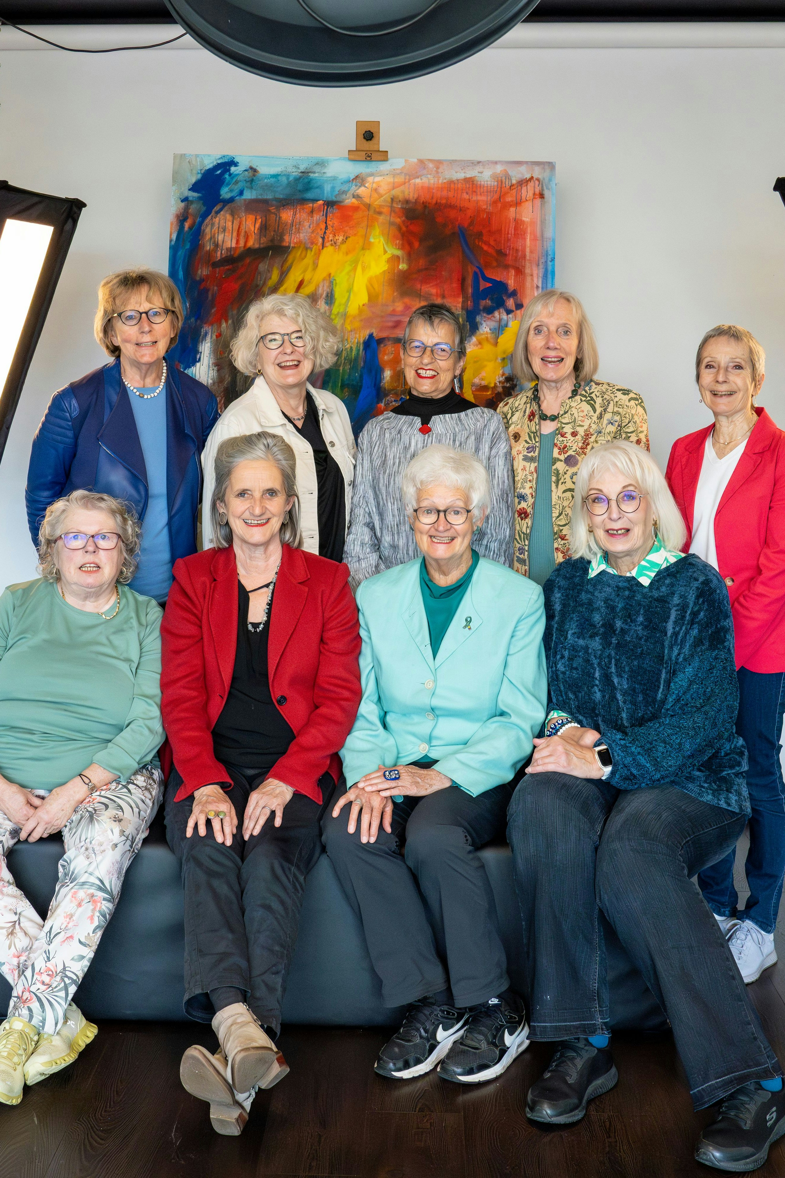 Die "KlimaSeniorinnen", stehend von links: Elisabeth Stern, Oda Müller, Rita Schirmer-Braun, Rosmarie Wydler-Wälti, Anne Mahrer. Sitzend: Norma Bargetzi-Horisberger, Stefanie Brander, Pia Hollenstein, Jutta Steiner