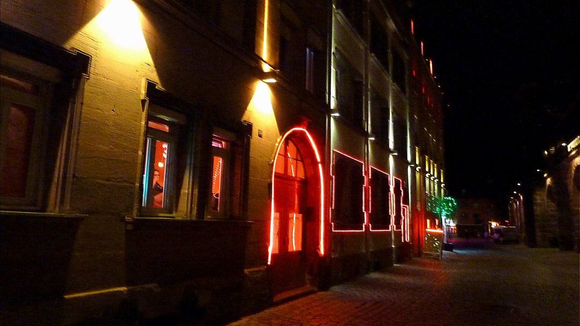 Über verschiedene Lokale, ein Bordell und ein Hotel erwischten die Beamten die Verdächtigen schließlich.