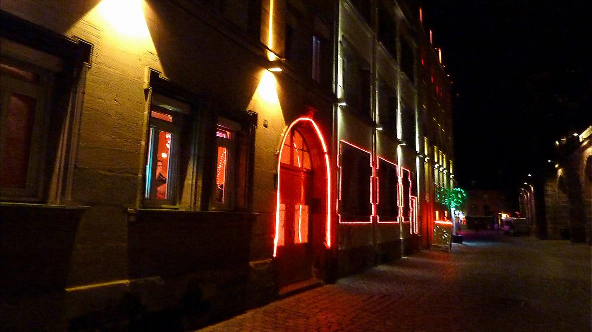 Über verschiedene Lokale, ein Bordell und ein Hotel erwischten die Beamten die Verdächtigen schließlich.
