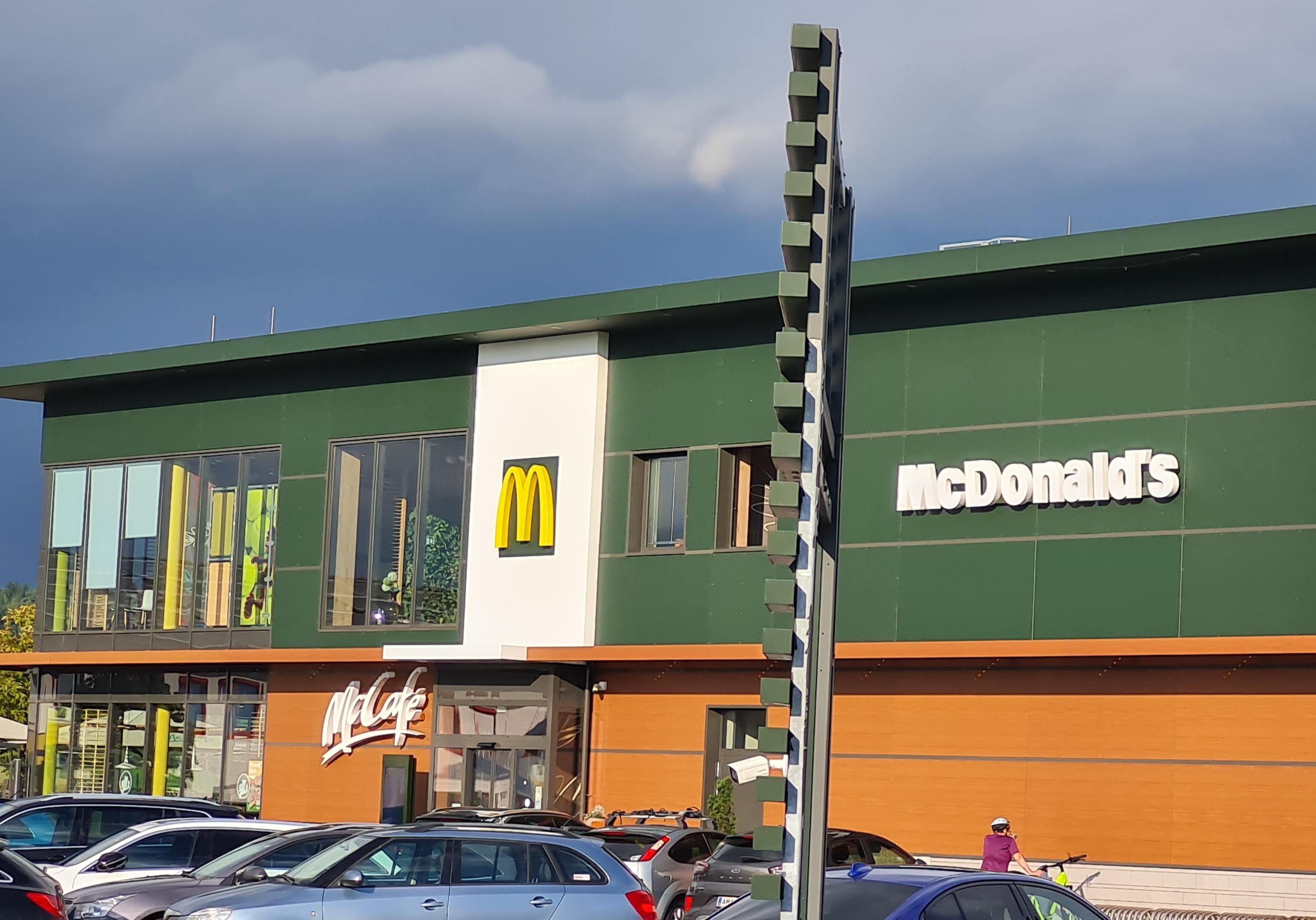 Rettung am Parkplatz vor McDonalds in Wels (Symbolfoto)