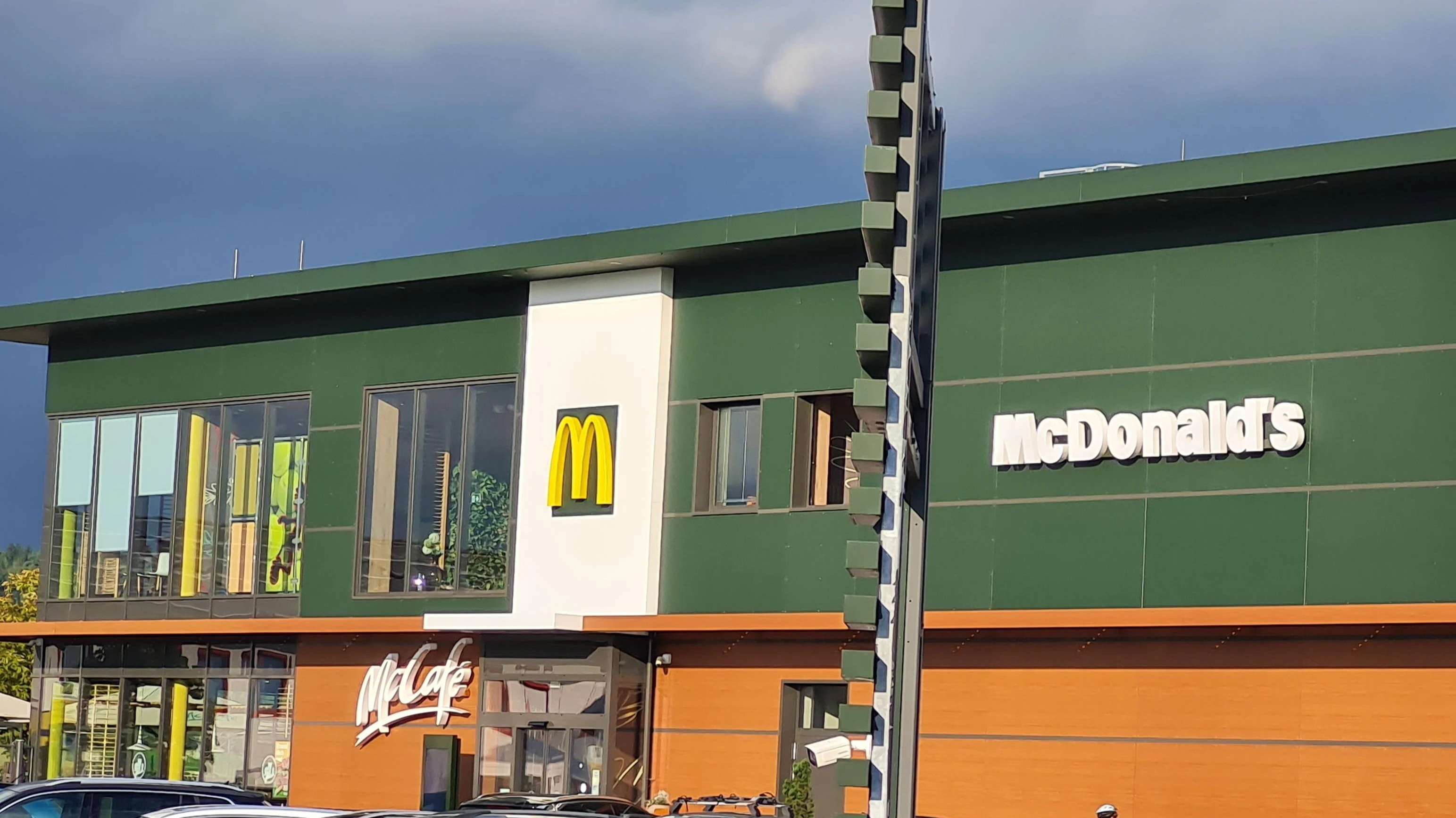 Beim Drive In gibt es nur Sachen vom Restaurant, aber nicht vom McCafé.