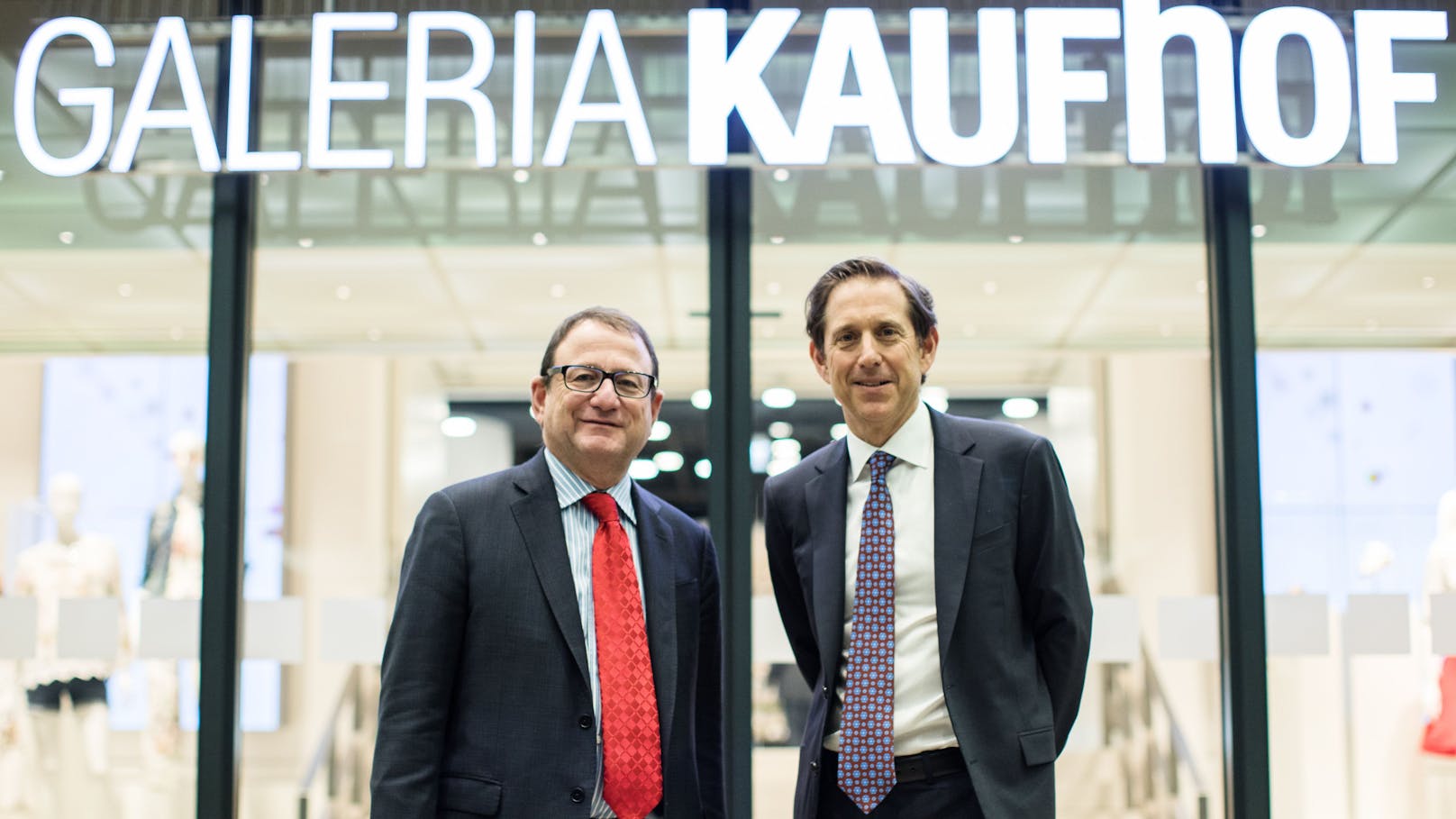 <strong>Richard Baker</strong> (rechts) war bereits einmal Eigentümer von Kaufhof, bevor er es 2019 an René Benko verkaufte.