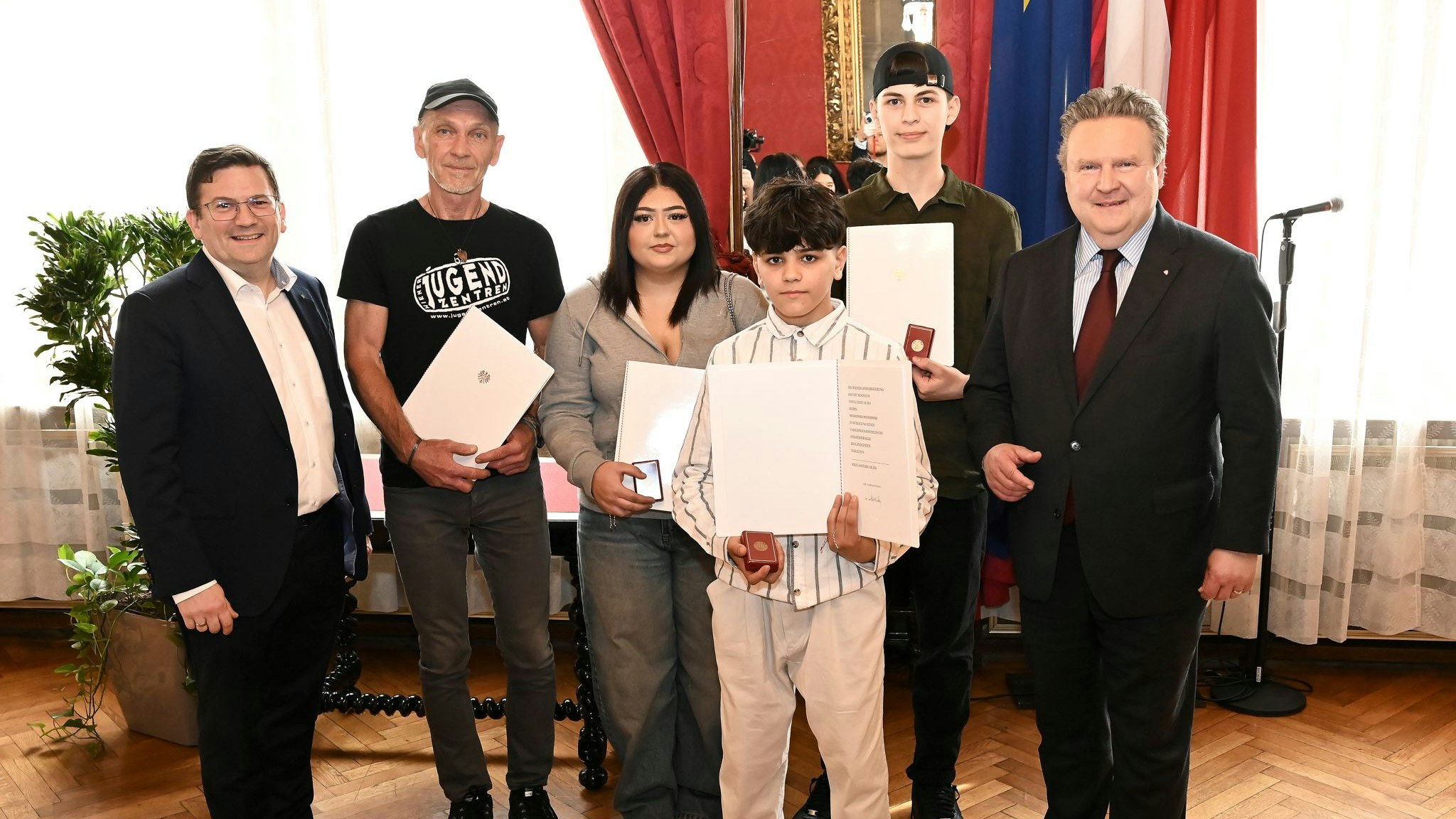 Roy Smith (2.v.l.), Gjulsefa, Mohammad (4.v.l.) und Ibrahim wurden im Beisein von Bezirksvorsteher Wilfried Zankl (ganz l.) von Bürgermeister Ludwig geehrt.