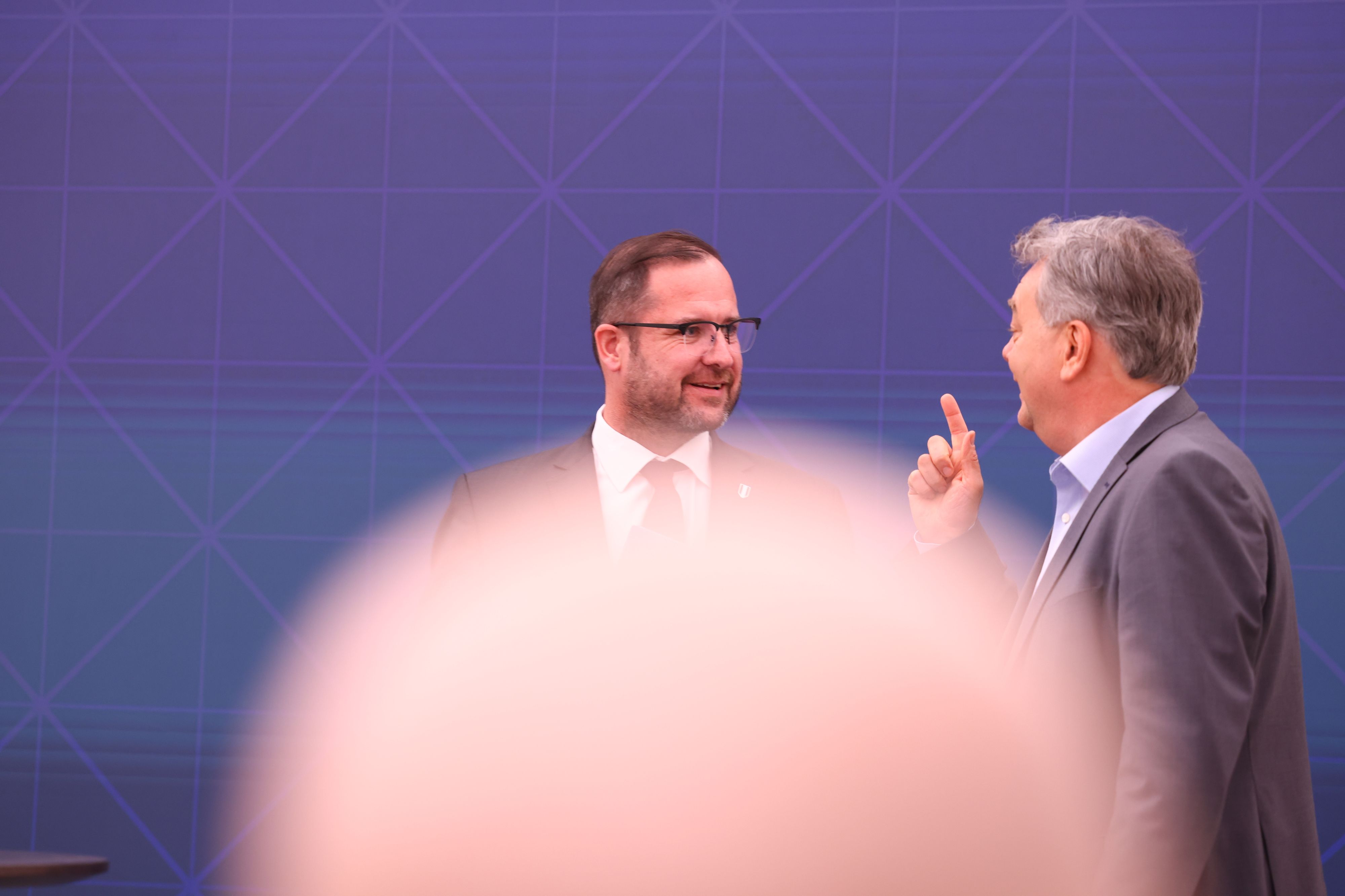 Vizekanzler Werner Kogler (Grüne) und Christian Hafenecker (FPÖ) kurz vor dem Nationalen Sicherheitsrat.