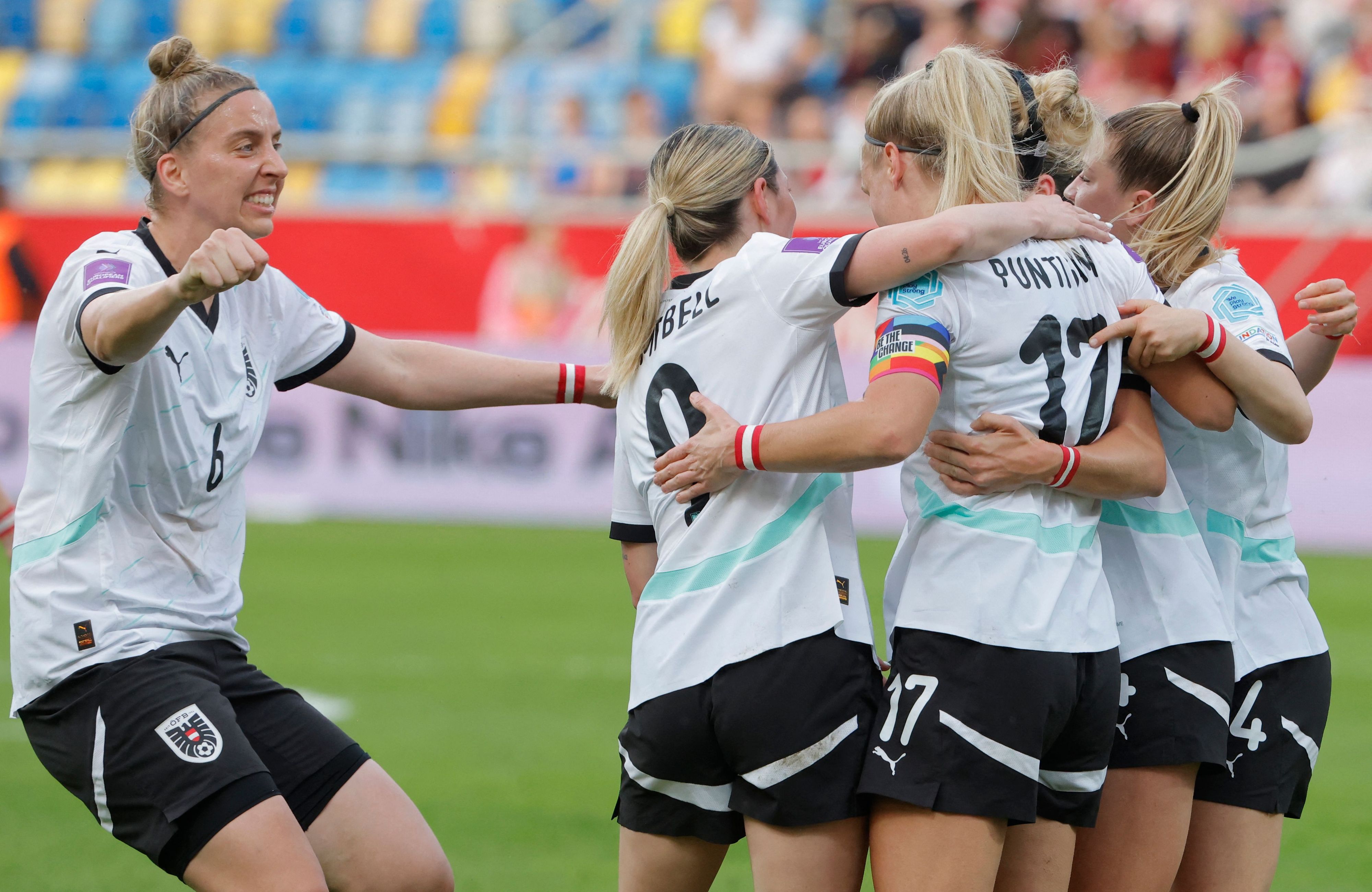 Österreichs Frauen-Team bejubelt den Erfolg in Polen. 