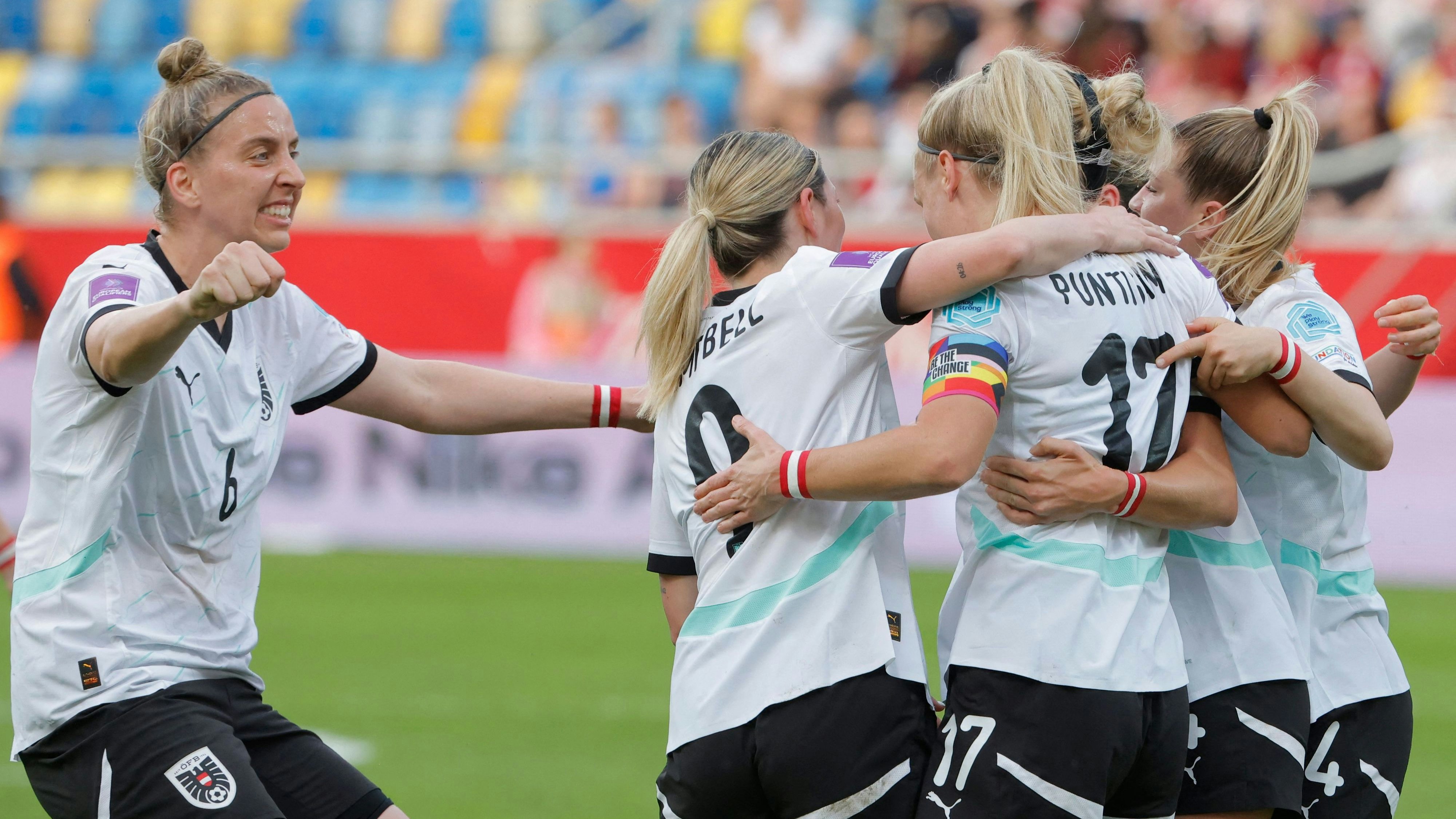 Österreichs Frauen-Team bejubelt den Erfolg in Polen. 