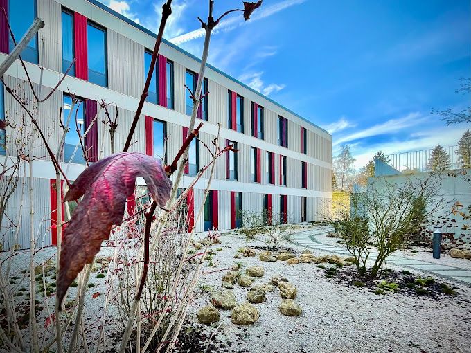 In einer Klinik nahe der österreichischen Grenze wurde am Montag ein Arzt niedergestochen.