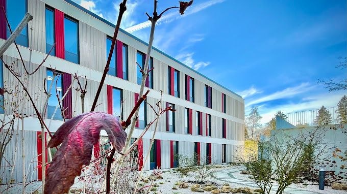 In einer Klinik nahe der österreichischen Grenze wurde am Montag ein Arzt niedergestochen.