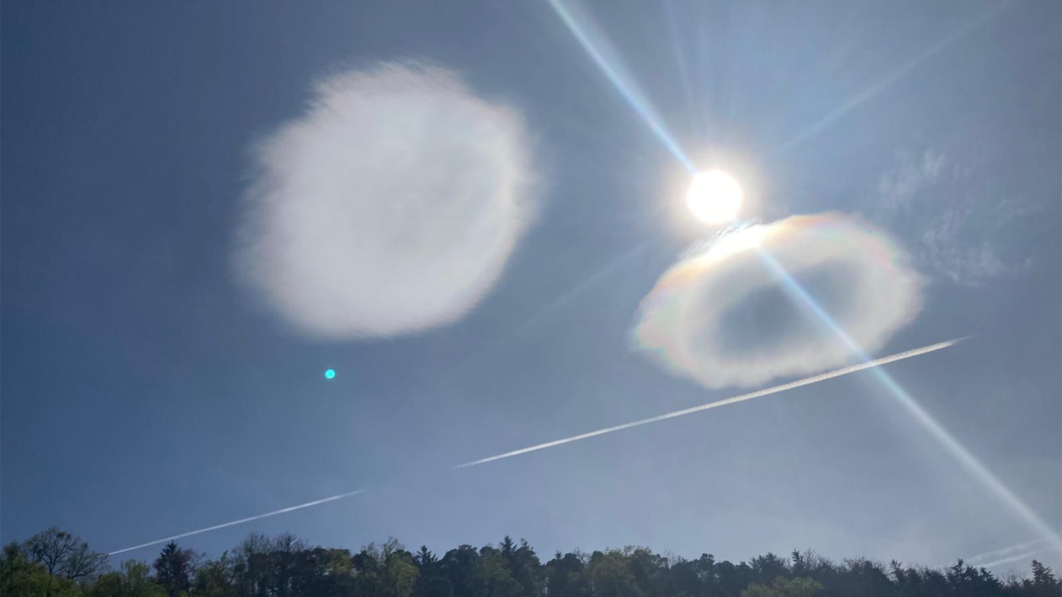 Eine Niederösterreicherin stieß beim Wandern auf ein kurioses Wolkenbild. Sie dachte sofort an ein UFO.
