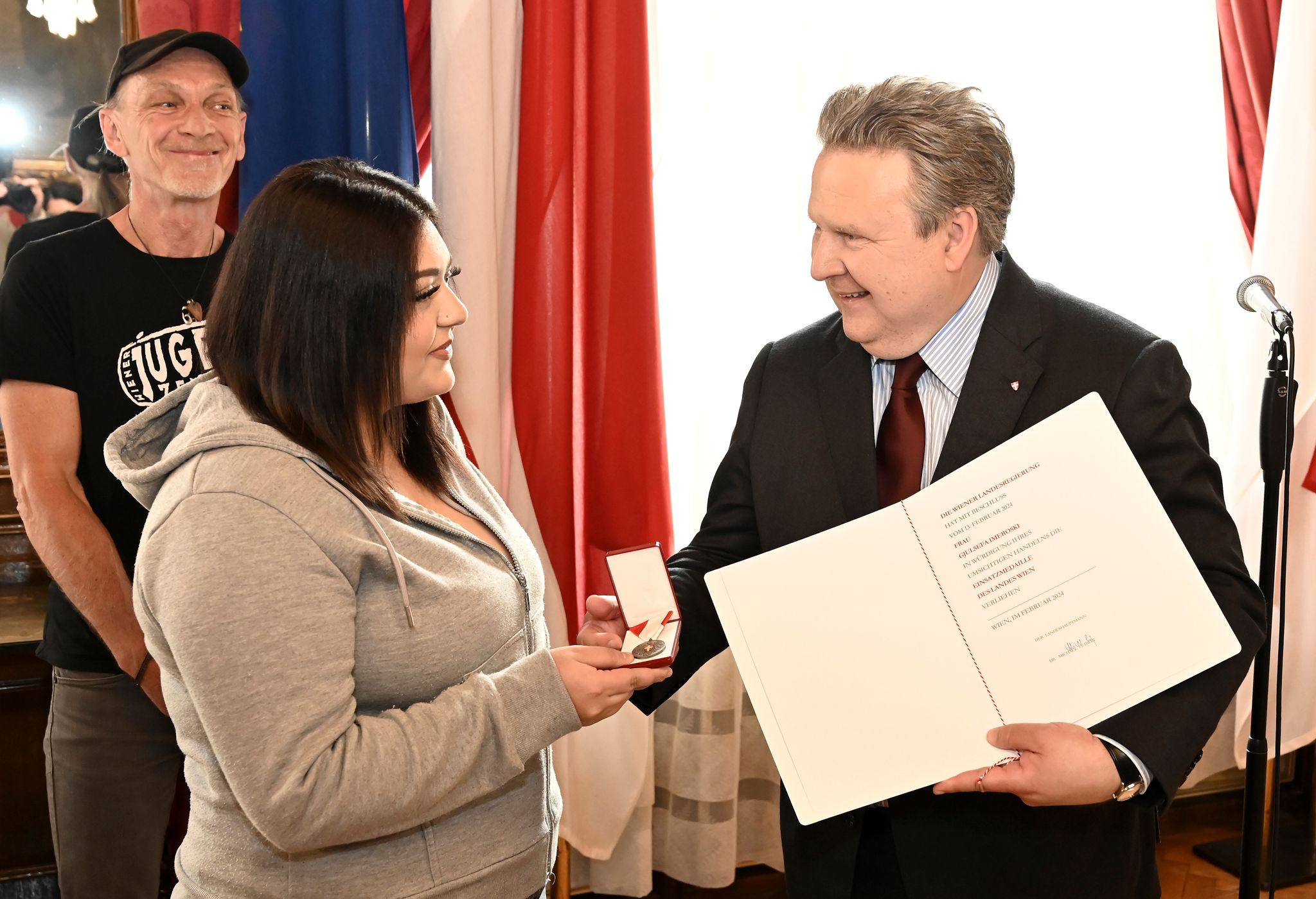 Bürgermeister Michael Ludwig ehrte Gjulsefa für ihr beherztes Eingreifen.