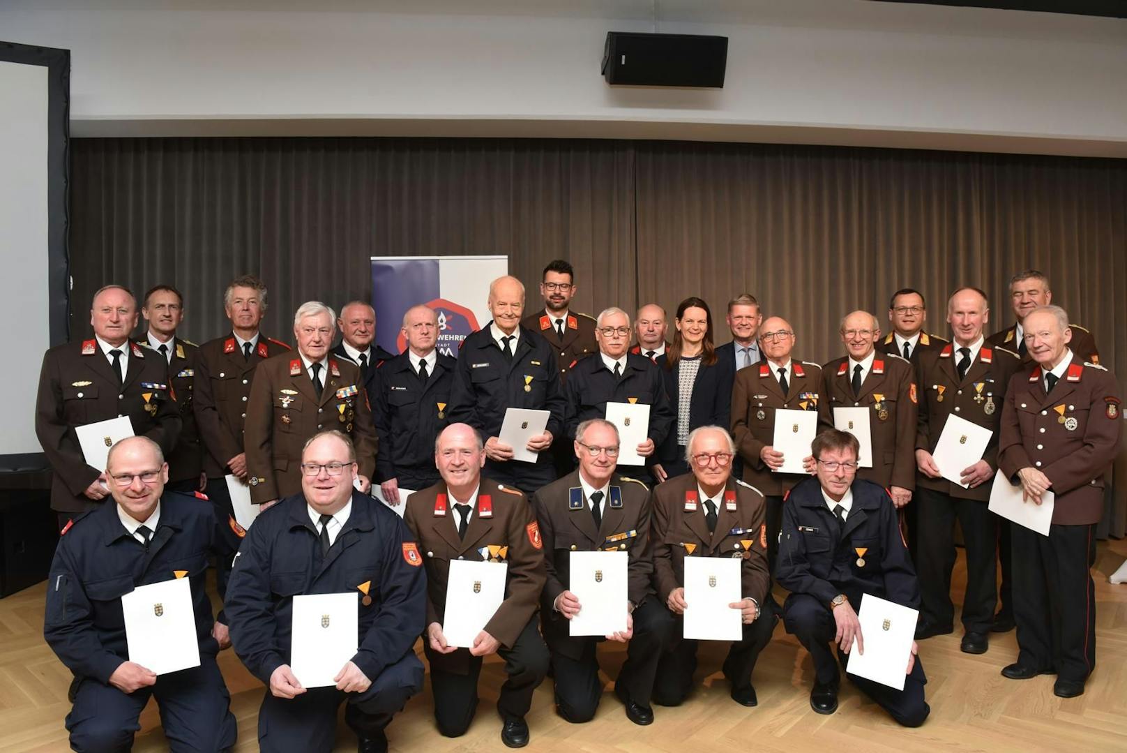 Neben dem ältesten Feuerwehrmann Amstettens durften sich weitere Jubilare über eine Ehrung freuen. 