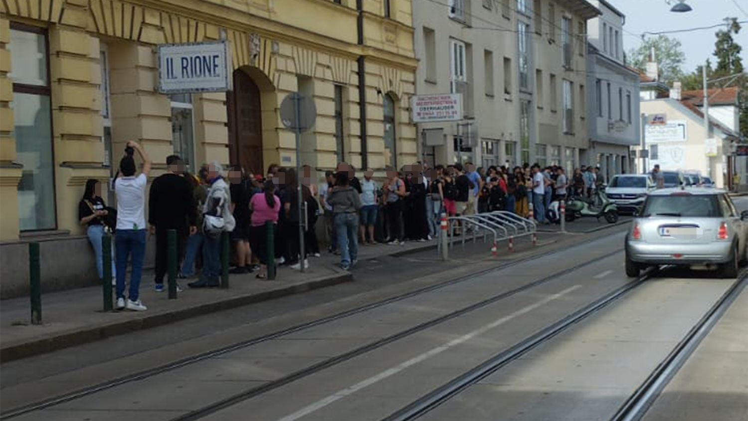 Eine Pizza-Aktion lockte am Montagnachmittag reichlich Leute an. Jeder wollte eine abbekommen.