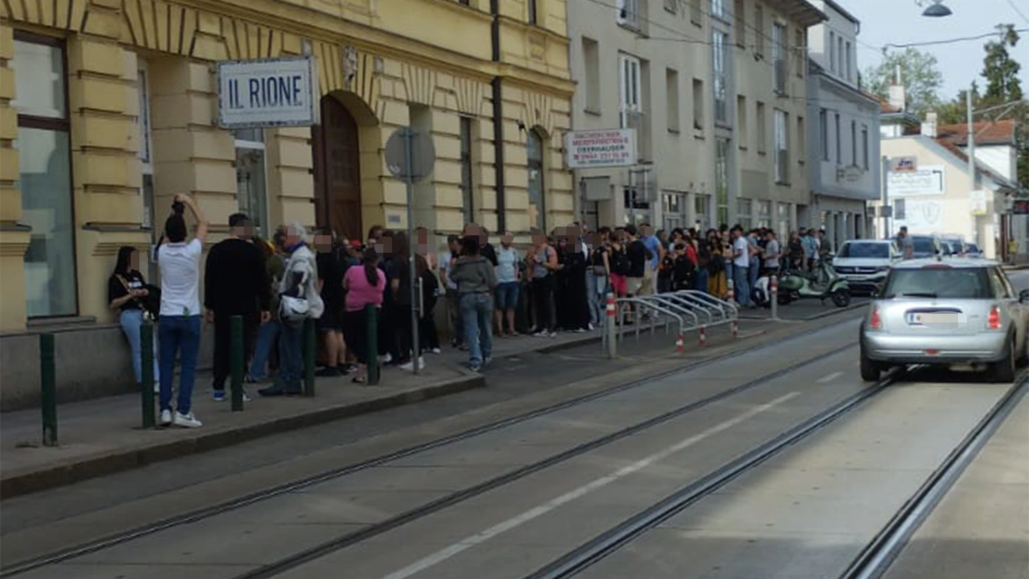 Eine Pizza-Aktion lockte am Montagnachmittag reichlich Leute an. Jeder wollte eine abbekommen.