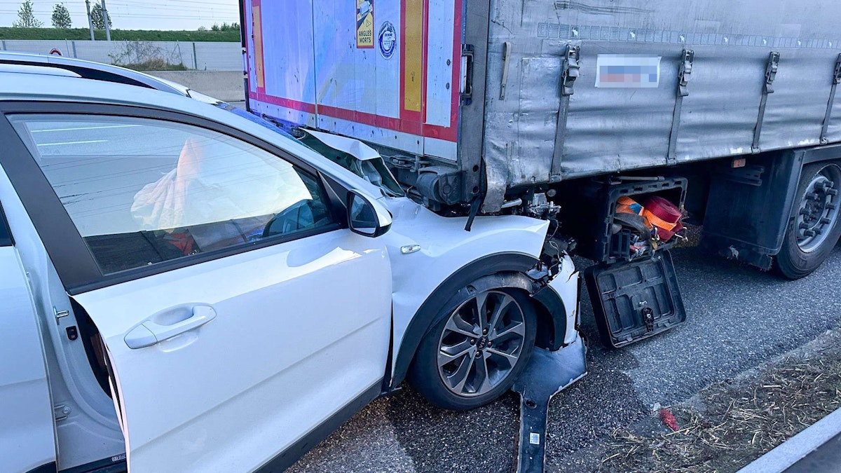 Der Pkw wurde unter dem LKW eingeklemmt und mitgeschleppt.