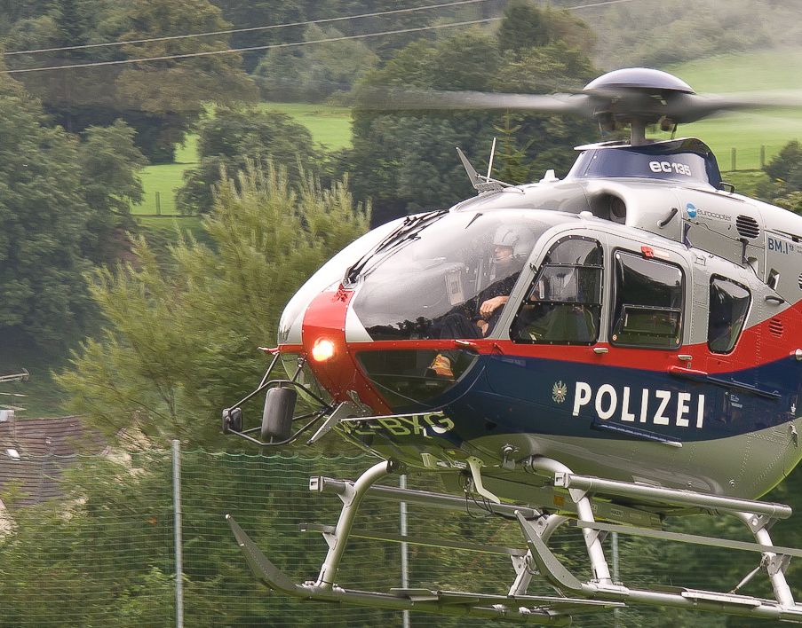 Am Einsatz in Wolfurt (Bezirk Bregenz) waren sechs Streifen und der Polizeihubschrauber der Bundespolizei beteiligt (Symbolbild)