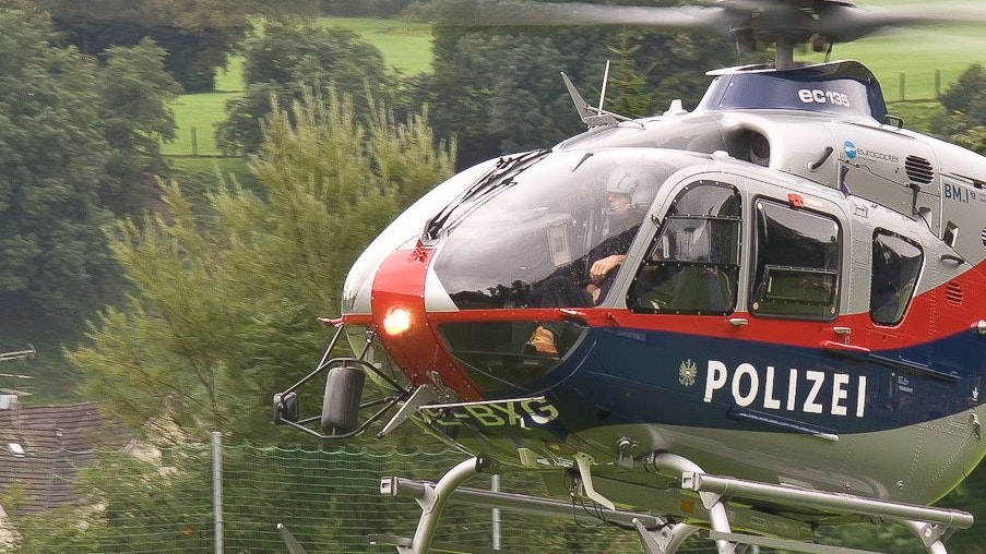 Download von www.picturedesk.com am 09.04.2024 (11:28).  28.08.2010, Bregenzerach, Doren, AUT, Raftingunfall in Vorarlberg, im Bild am Fussballplatz wurde der Hubschrauber Landeplatz eingerrichtet. Am Samstag gegen 12 Uhr hat sich in der Bregenzerach bei Doren ein Raftingunfall mit 65 Personen ereignet. Mehr als 30 Einsatzkräfte sind vor Ort um die 25 vermissten Freizeitsportler der Raftingtour zu bergen. Bis 14 Uhr konnten 23 Personen geborgen werden. Die Suche nach weiteren Opfern läuft auf Hochtouren. Wasserrettung, Polizei, Feuerwehr und Hubschrauber sind im Einsatz, so Werner Blum von der Einsatzleitung, EXPA Pictures © 2010, PhotoCredit: EXPA/ P. Rinderer - 20100828_PD0445 - Rechteinfo: Rights Managed (RM)