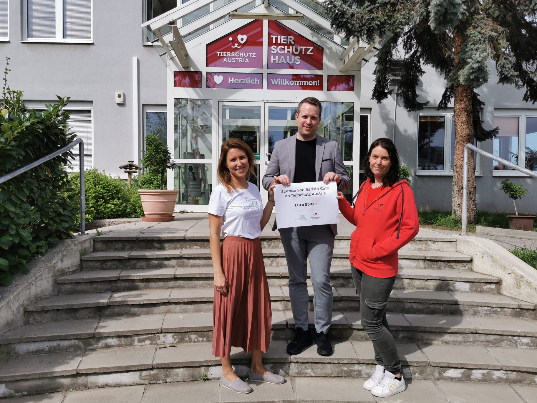 Natascha Bergmann (Gründerin und Geschäftsführerin von „Barista Cats“), Jonas von Einem (Sprecher und Fundraisingleiter von Tierschutz Austria) und Sabrina Scharner (Stallleiterin des Katzenhauses in Vösendorf)