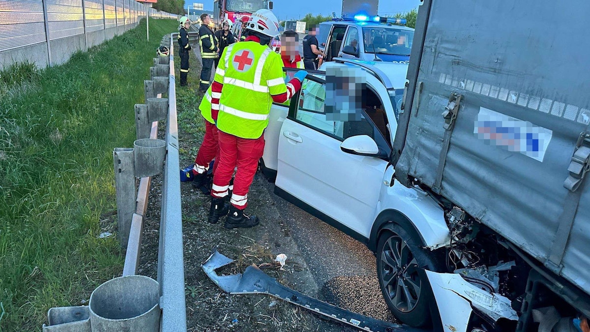 Die Person im Pkw wurde bei dem Unfall nur leicht verletzt. Rettungskräfte versorgten die Person und brachten sie anschließend ins Spital.